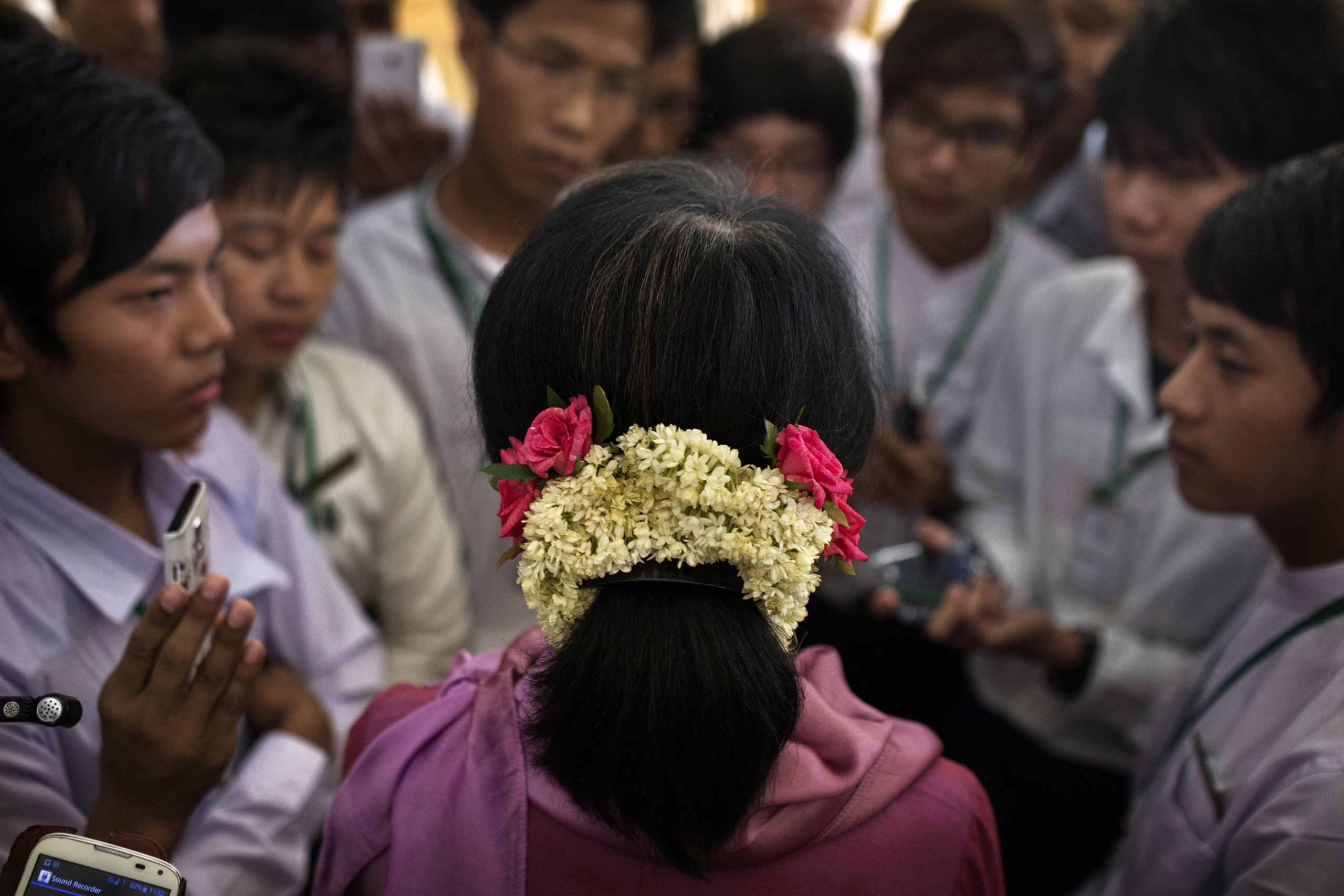 Aung San Suu Kyi talks to visiting students from Meiktila , during a break in a parliamentary session in Naypyidaw, June 20, 2014.