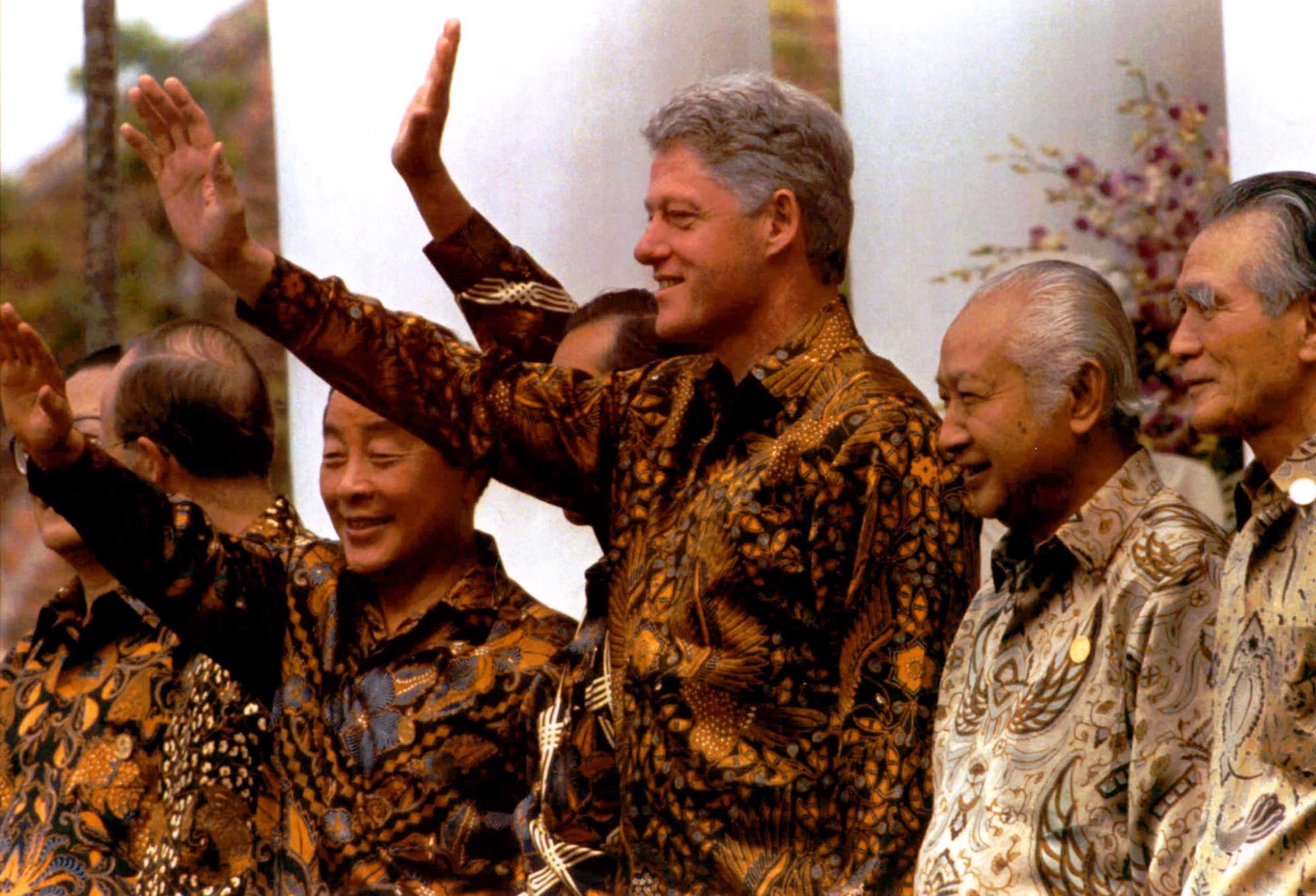 Asia-Pacific Economic Cooperation (APEC) leaders dressed in traditional Indonesian batik wave during a photo session prior to their meeting in Bogor, Indonesia on Nov. 15, 1994.