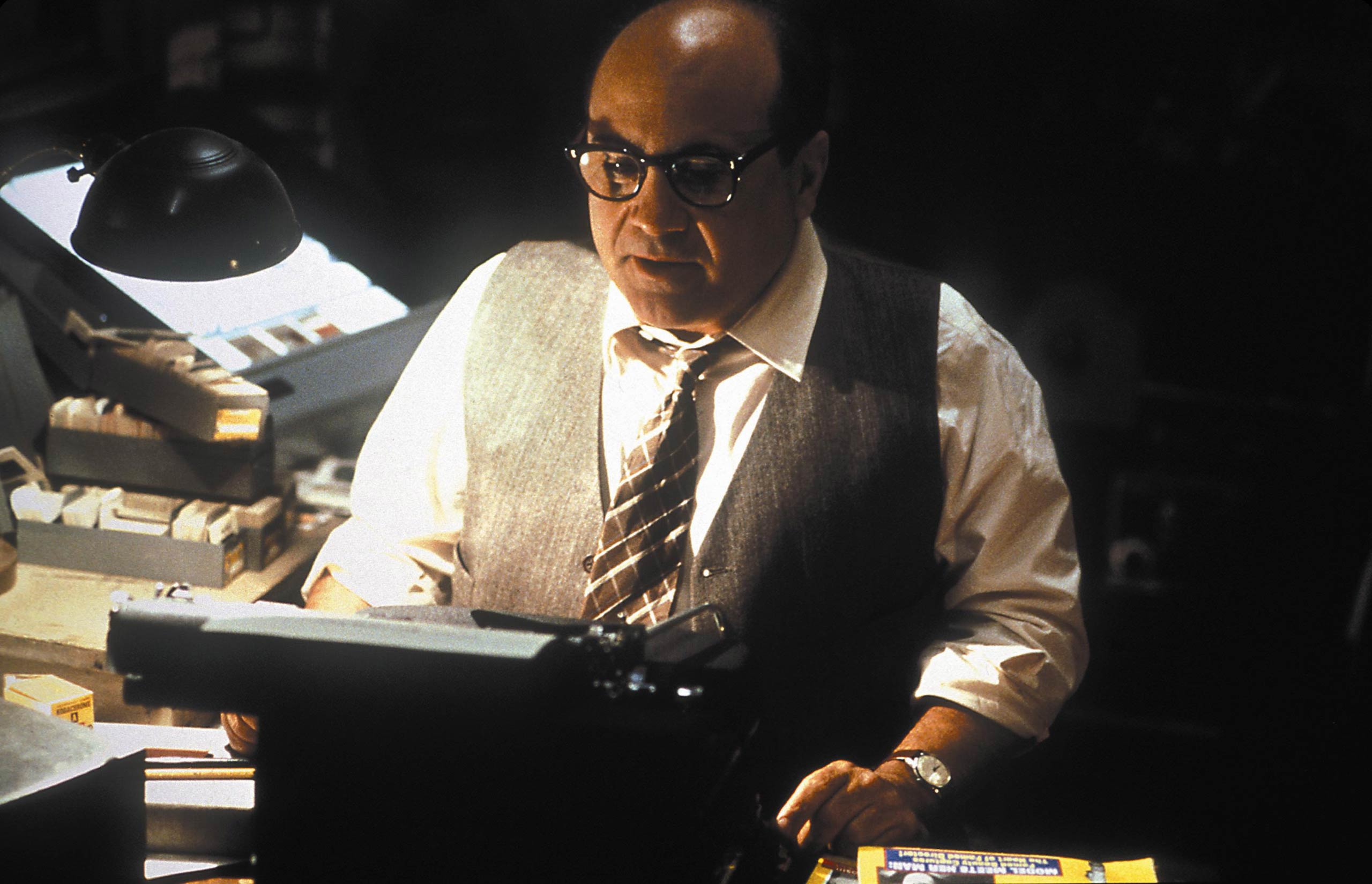 Thought he didn't have much screen time, DeVito played an instrumental role in establishing the mid-century Hollywood gossip scene in 'L.A. Confidential' (1997).