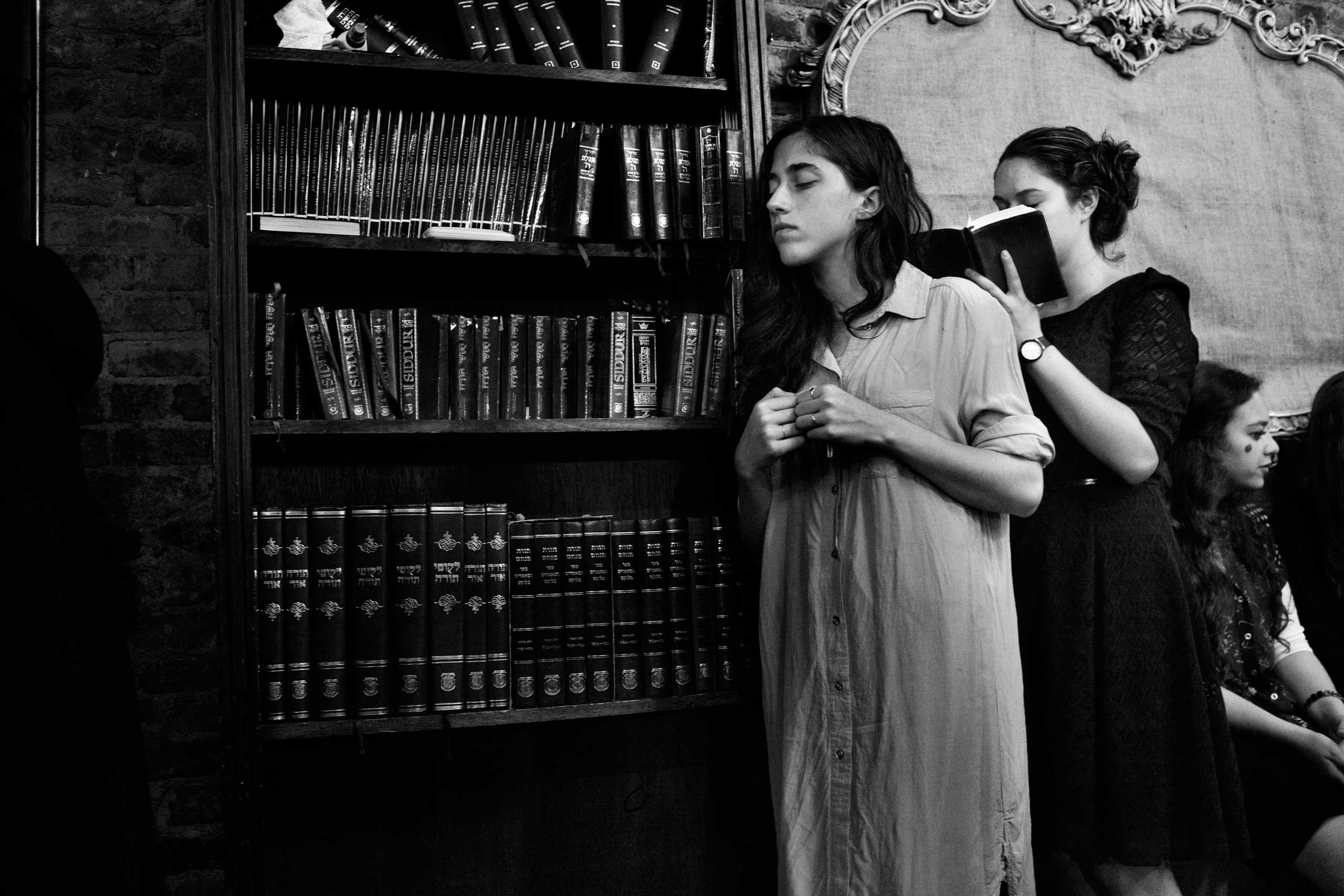 A young lady prays right before havdala, the ending cerimony of Shabbat, which welcomes back the new week in a synagogue in Crown Heights, Brooklyn. June 2013.