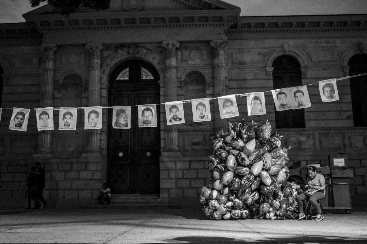Portraits of the missing students inChinpalcingo Zocalo (Main Square) while awoman sells ballons for the Dia de losMuertos.Chilpancingo de los Bravo is the capital ofGuerrero State and is located just 14 kmfrom the Raul Isidro Burgos de AyotzinapaCollege, the school the missing students attended. This city is the head of thedemonstrations against the government forthe lack of proof and responsibilities for the43 students who disappeared on September26th in Iguala, October 31, 2014Sebastian Liste—NOOR FOR TIME
