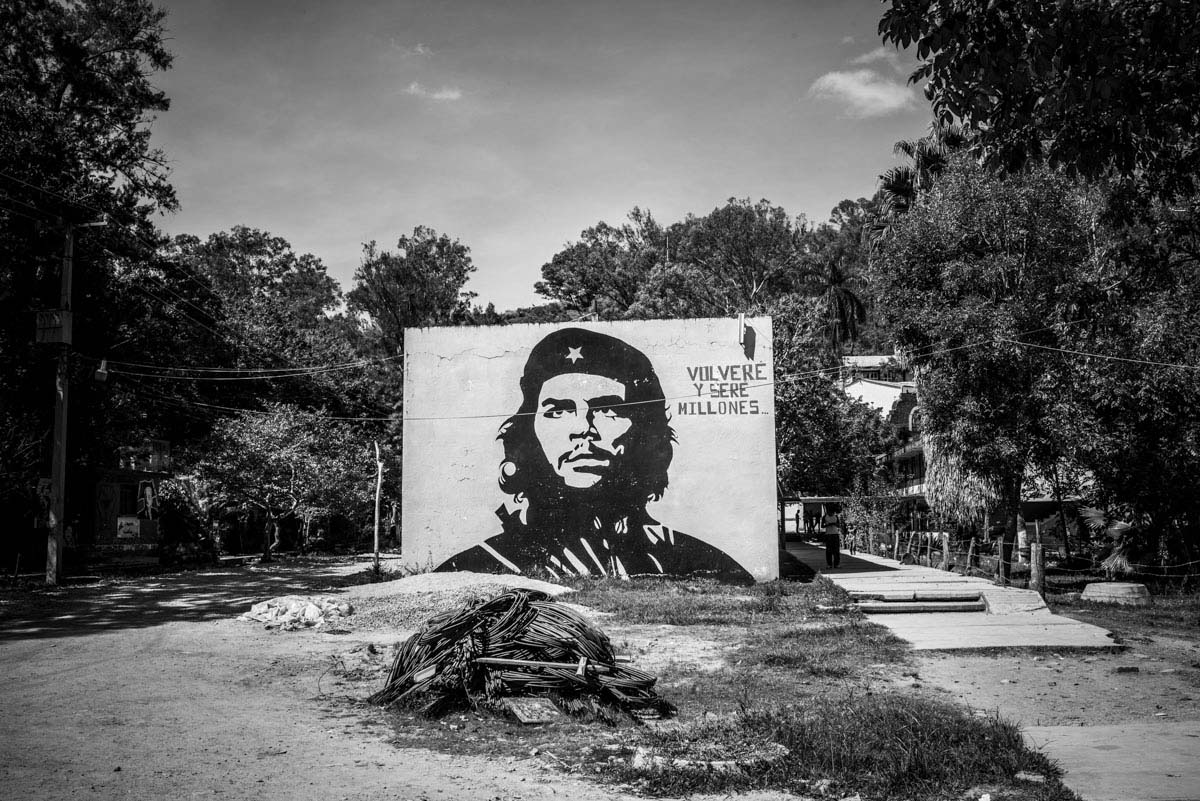 Ayotzinapa is steeped in a radical leftisttradition, with murals of the revolutionaryChe Guevara adorning the campus.Back in the 1970s, its alumnus Lucio Cabanasled one of Mexico’s biggest guerrillacampaigns of the 20th century. More recently,students have been protesting anoverhaul of the education system by PenaNieto, which they say threatens their jobprospects. They’ve been blocking highways,angering residents, and hijackingcommercial buses to get to their marches.They usually return the vehicles but localbusinesses complain about the disruption.On Sept. 26, about 120 of Ayotzinapa’steacher trainees went to Iguala to hijackbuses to travel to Mexico City, where theyhoped to commemorate a massacre ofstudents back in 1968.11/1/2014 Sebastian Liste—NOOR FOR TIME