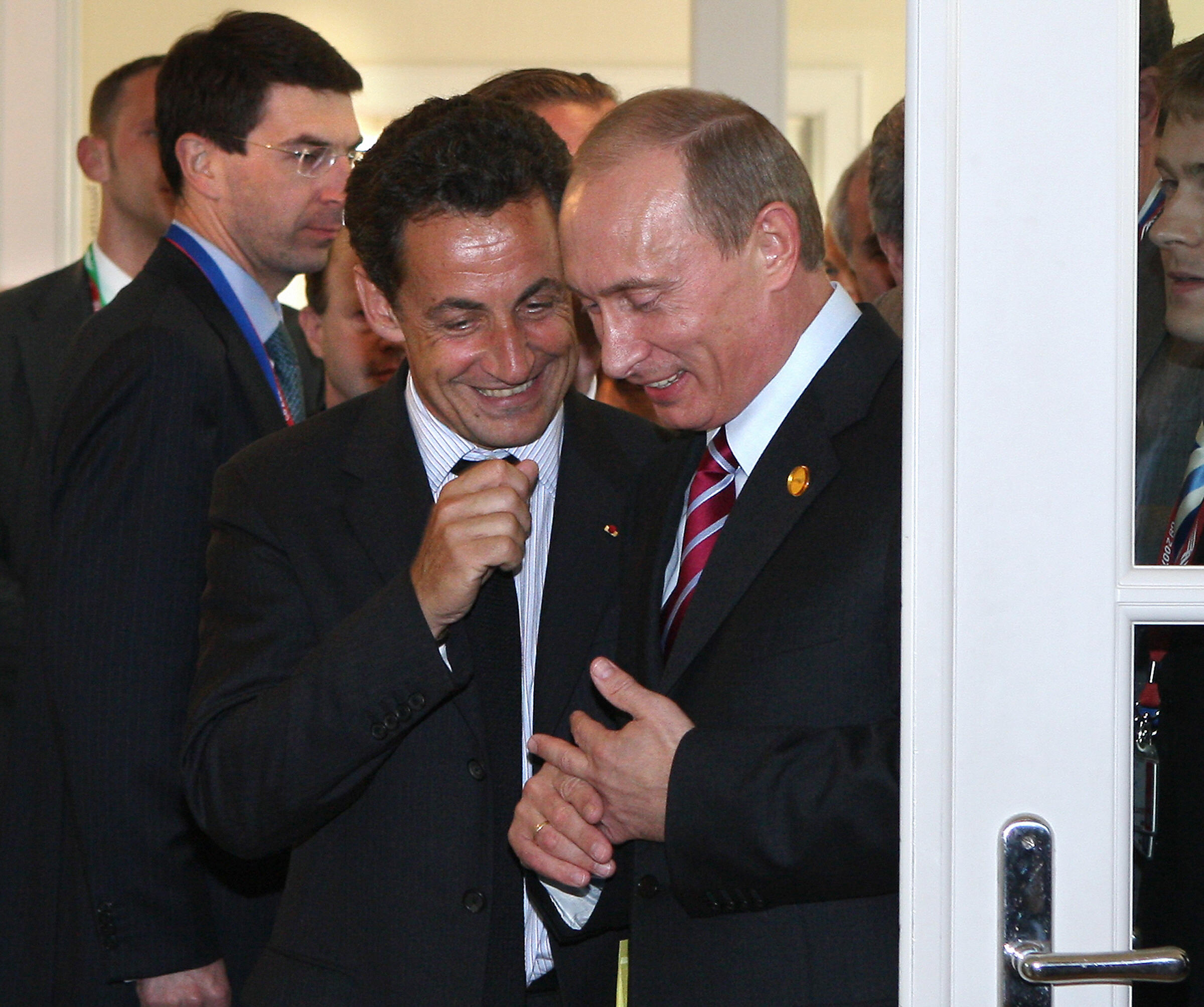 French President Nicolas Sarkozy (L) spe