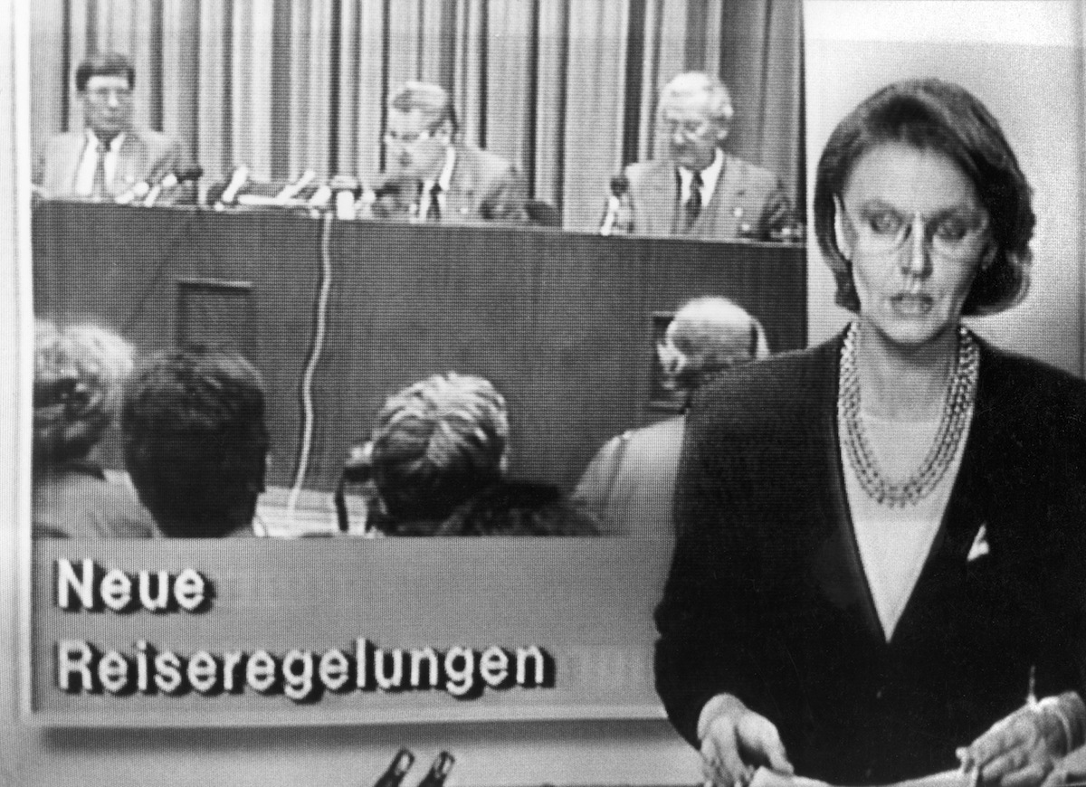 GDR television informs the population about new travelling rules for GDR citizens in the news programme 'Aktuelle Kamera' on the evening of Nov. 9, 1989. (DB/picture-alliance/AP Images)