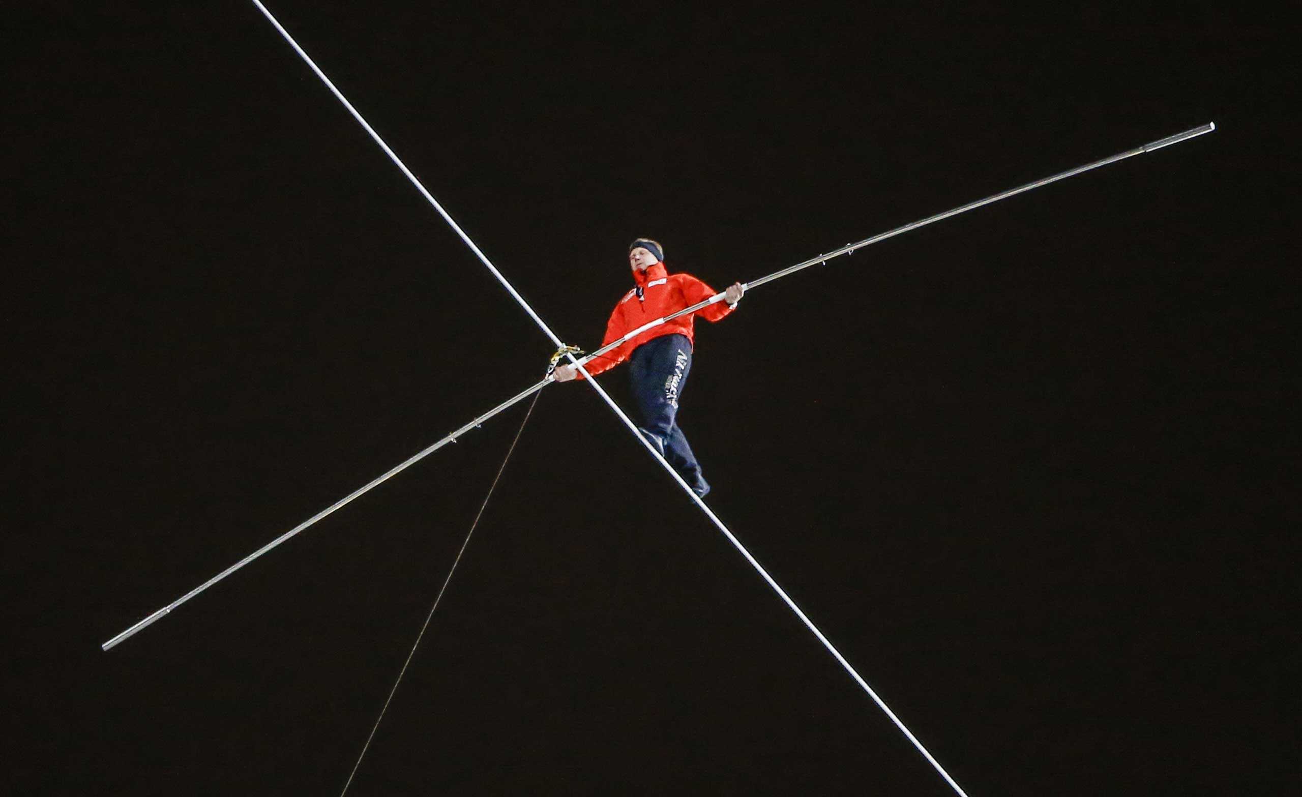 High-wire performer Nik Wallenda walks on a 3/4 inch (1.91 cm) wire between buildings across the Chicago River in Chicago, Nov. 2, 2014. (Tannen Maury—EPA)