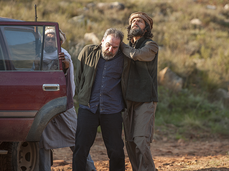 Mandy Patinkin as Saul Berenson and Numan Acar as Haissam Haqqani in Homeland (Season 4, Episode 6). - Photo:  David Bloomer/SHOWTIME - Photo ID:  Homeland_406_0527.R