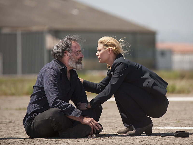 Mandy Patinkin as Saul Berenson and Claire Danes as Carrie Mathison in Homeland (Season 4, Episode 09). - Photo:  David Bloomer/SHOWTIME - Photo ID:  Homeland_409_0484.R
