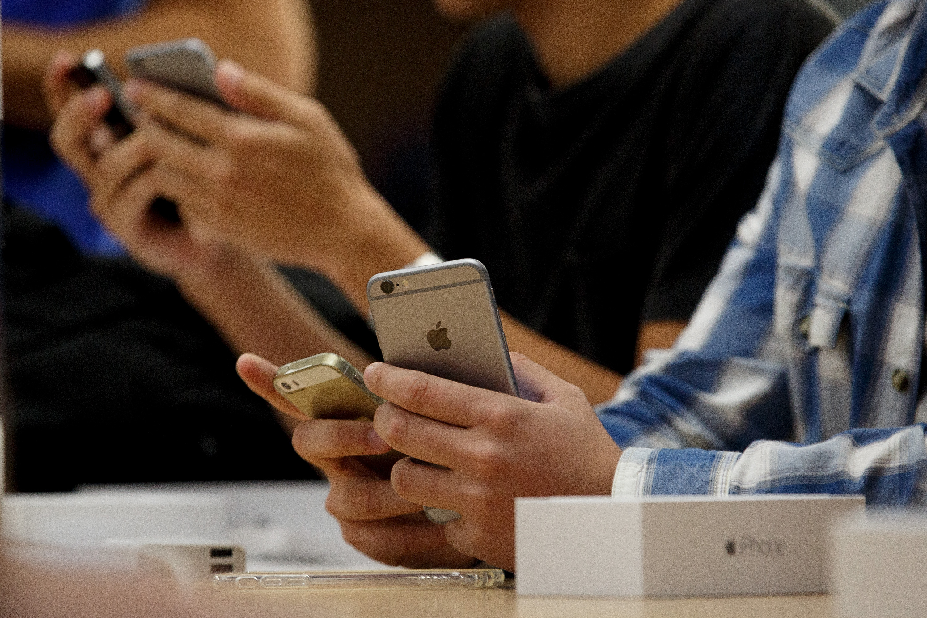 Customers hold their new and old iPhones to get them set up at Puerta del Sol Apple Store as Apple launches iPhone 6 and iPhone 6 Plus on September 26, 2014 in Madrid, Spain. (Pablo Blazquez Dominguez&mdash;Getty Images)