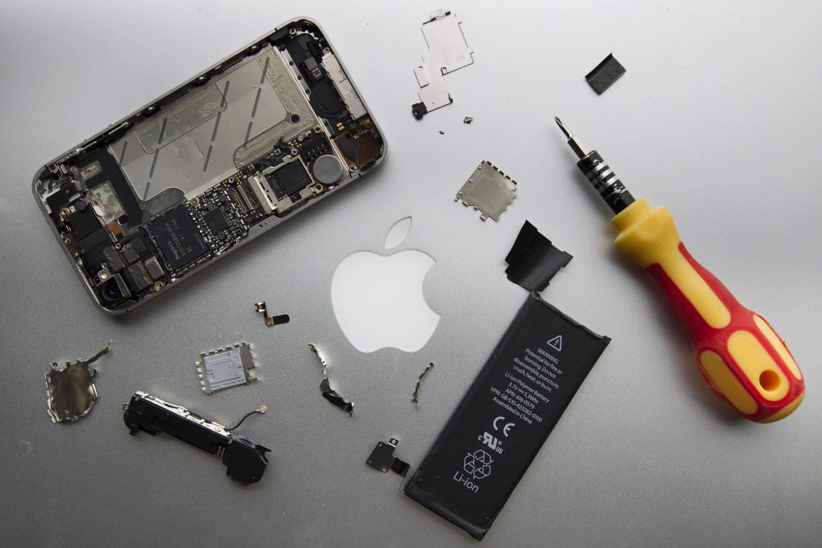 The components of a smartphone sold as an Apple Inc. iPhone 4S are arranged around the company's logo for a photograph in Hong Kong, China, on Saturday, Jan. 11, 2014. (Bloomberg&mdash;Bloomberg via Getty Images)