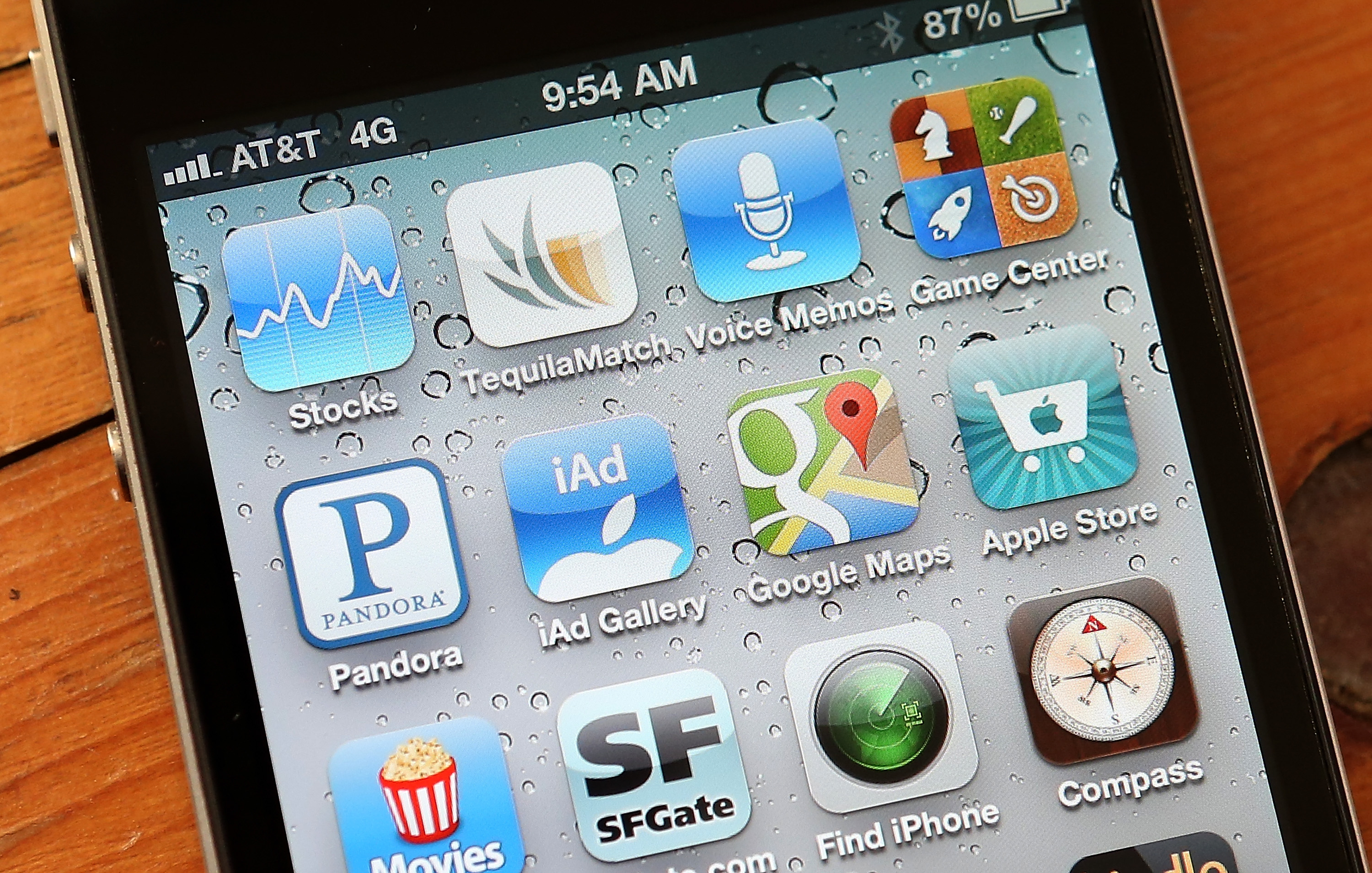 An icon for the Google Maps app is seen on an Apple iPhone 4S on December 13, 2012 in Fairfax, California. (Justin Sullivan&mdash;Getty Images)