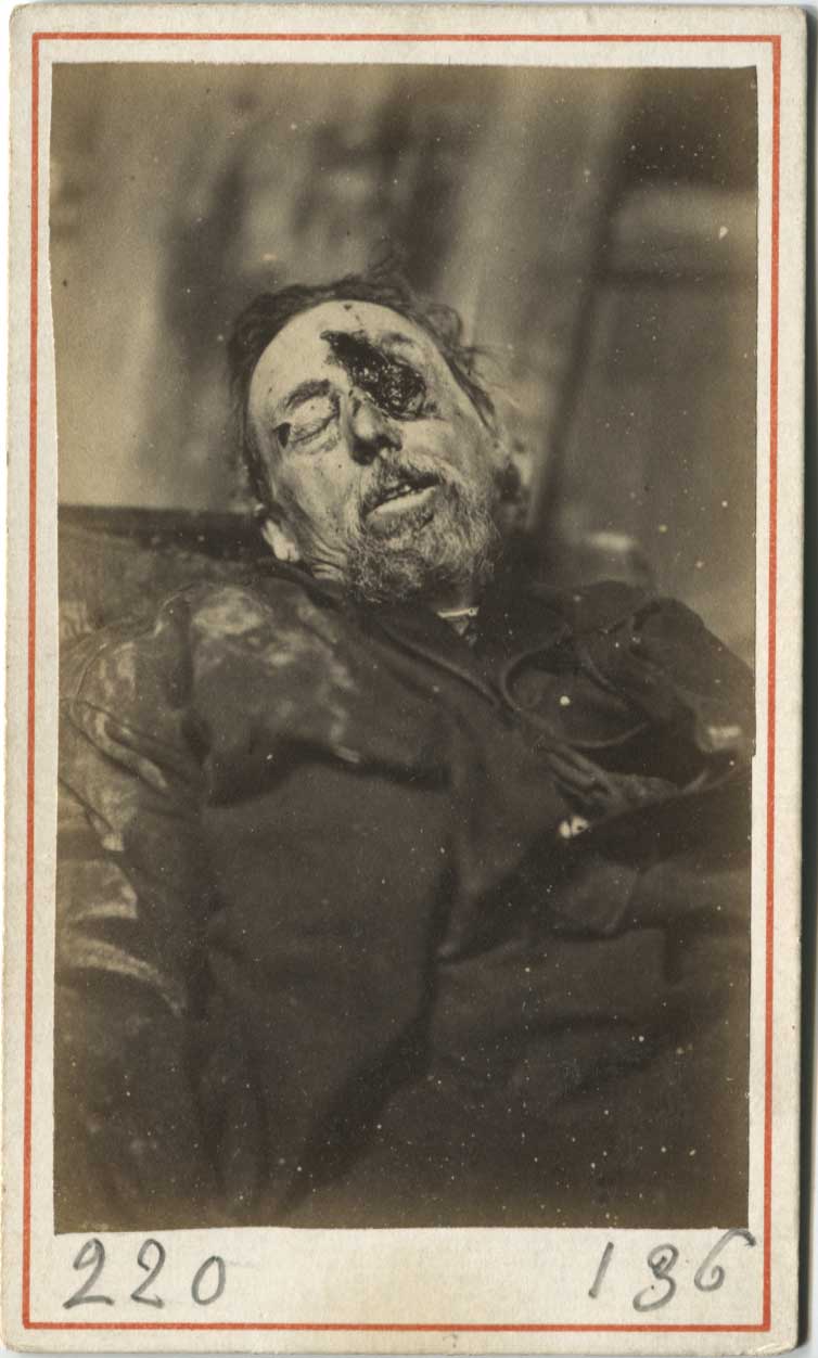 T. Bondi, photographe de l’école militaire gardes nationaux tombés au combat, 1871.