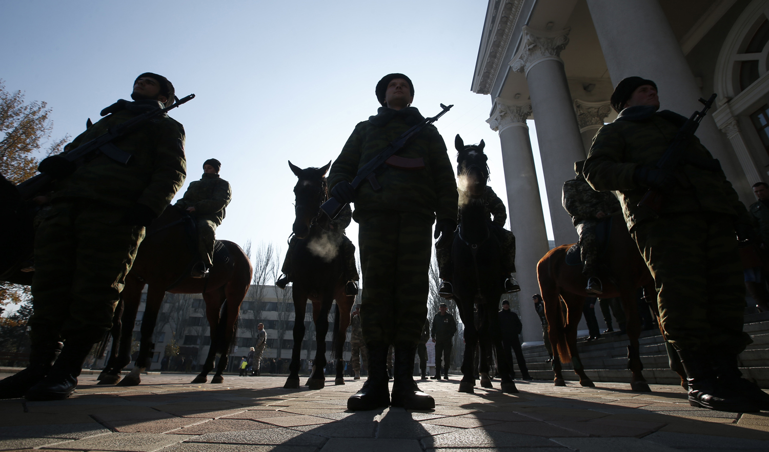Members of an honour guard hold their weapons as they wait for the arrival of separatist leader Zakharchenko in front of a theatre in Donetsk