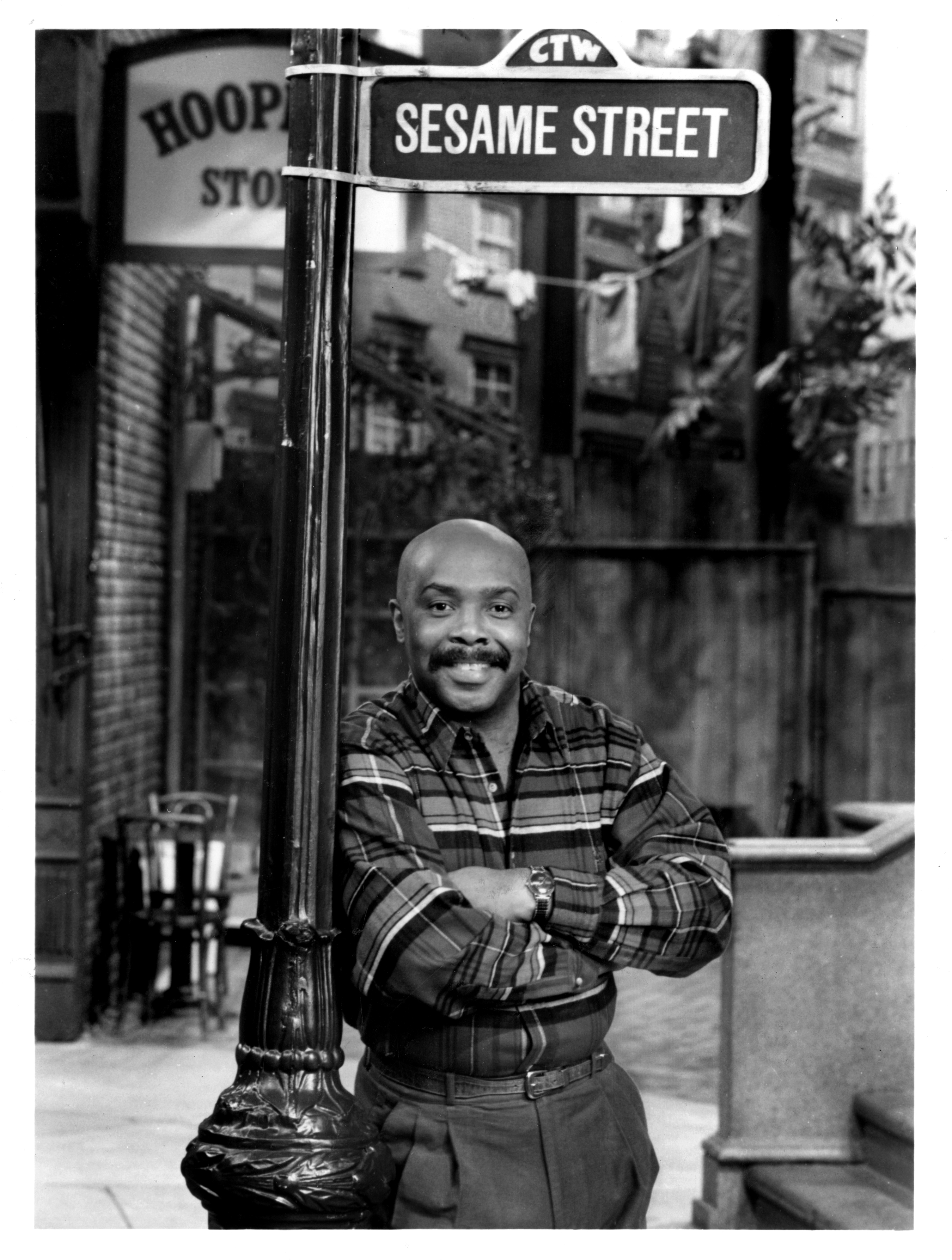 Roscoe Orman on the 'Sesame Street' set in 1993. (John D. Kisch&mdash;Separate Cinema Archive/Getty Images)