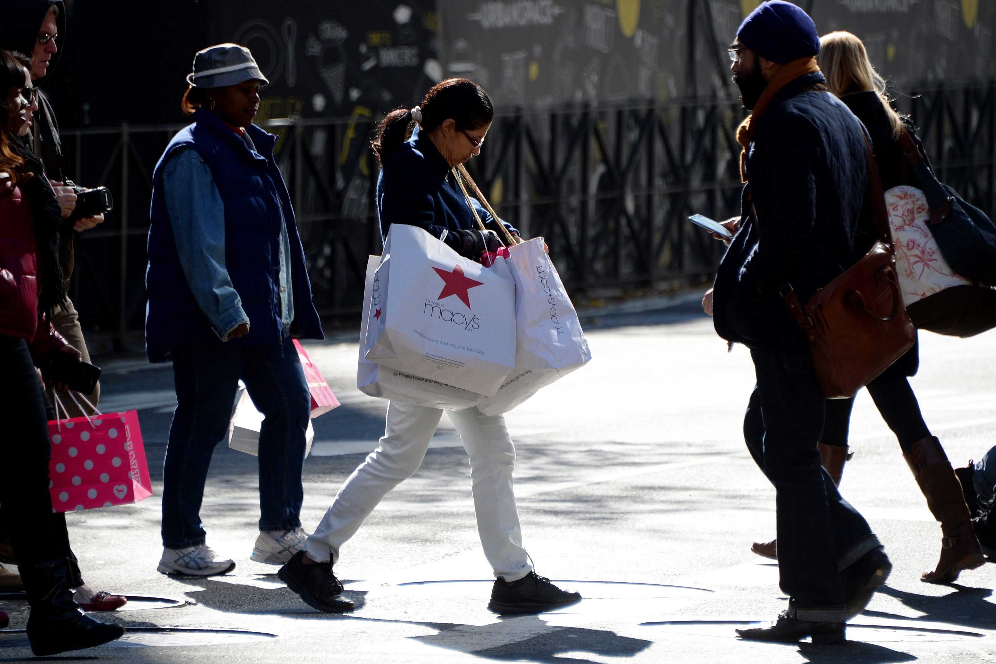 People carry shopping bags in New York, Nov. 14, 2014. (Justin Lange—EPA)