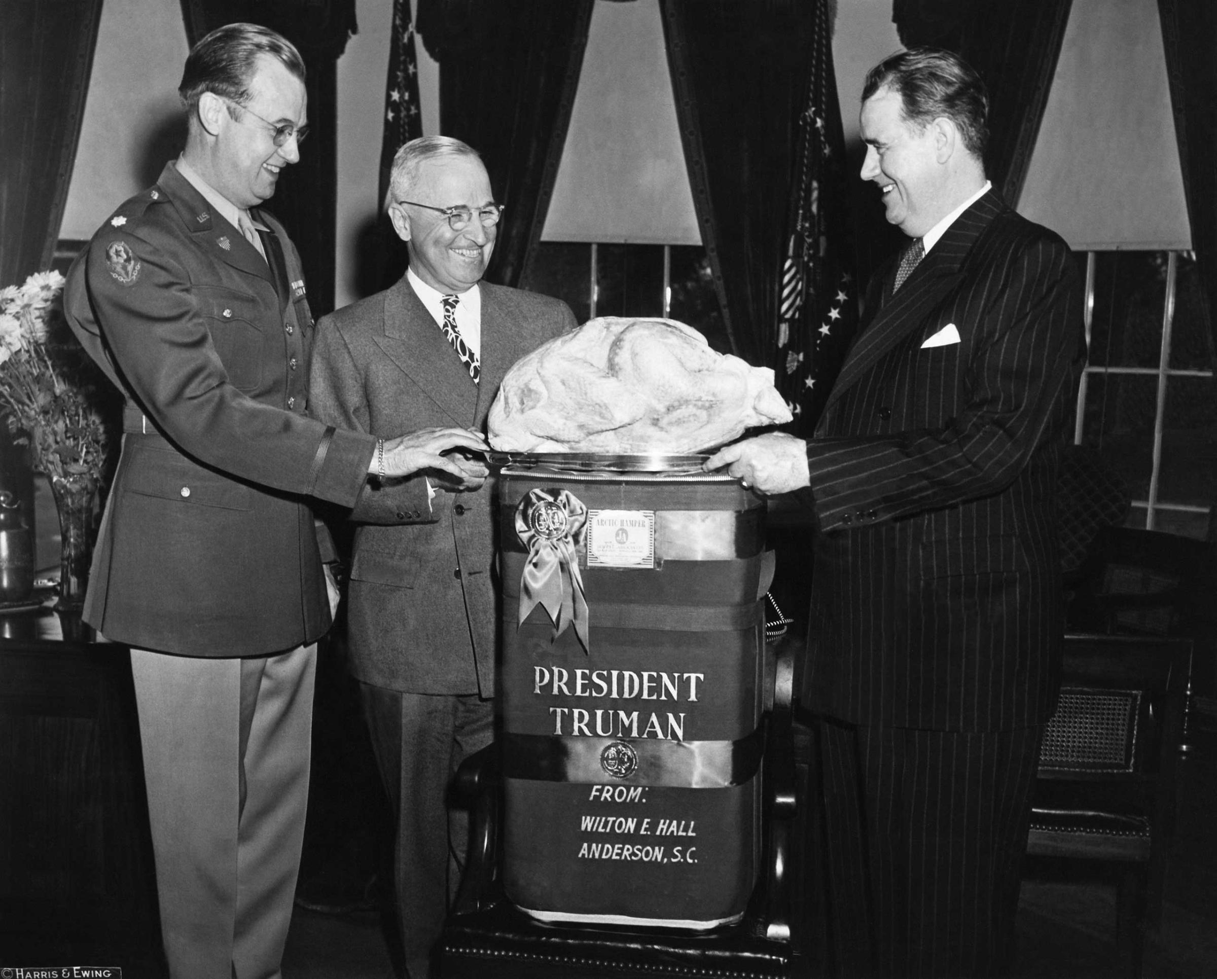 NOVEMBER 25TH 1946, WASHINGTON, PRESIDENT TRUMAN RECEIVING THANKSGIVING TURKEY