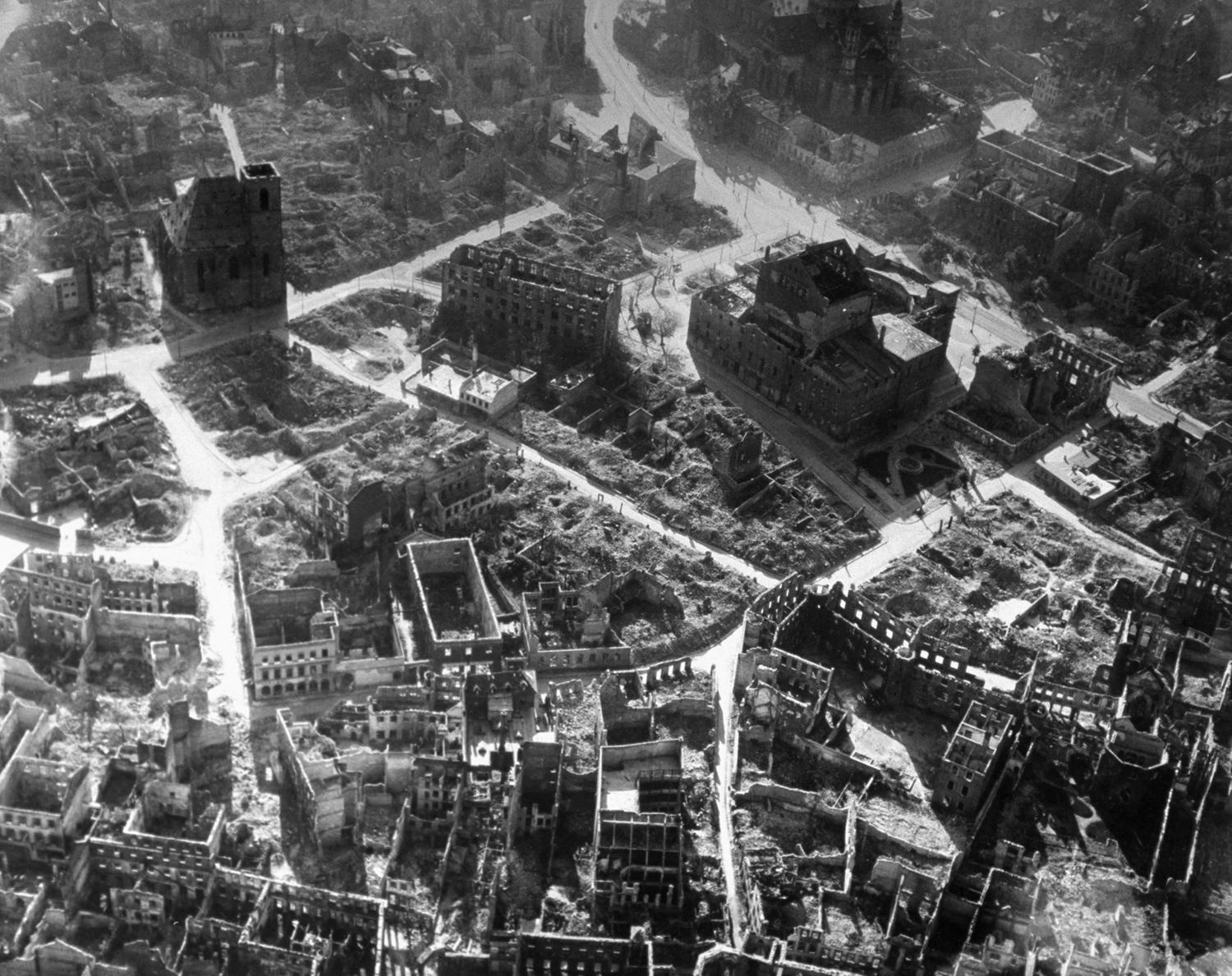 Aerial view of bomb-damaged buildings in Mainz, Germany, 1945.