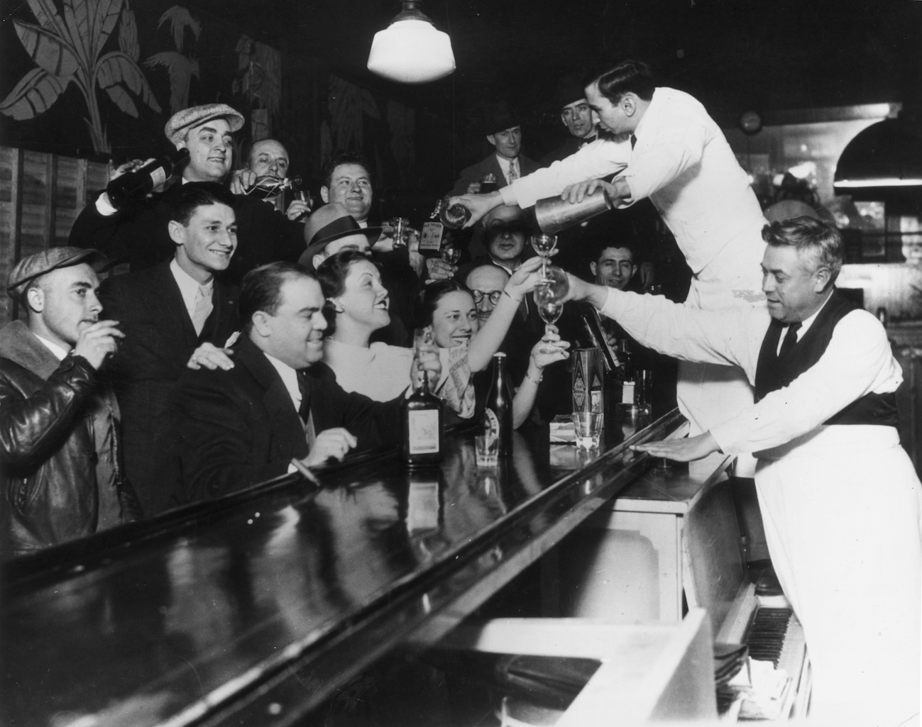 Bartenders at Sloppy Joe's in Chicago bar pour a round of drinks on the house for a large group of smiling customers as it was announced that the 18th Amendment had been repealed (American Stock Archive / Getty Images)