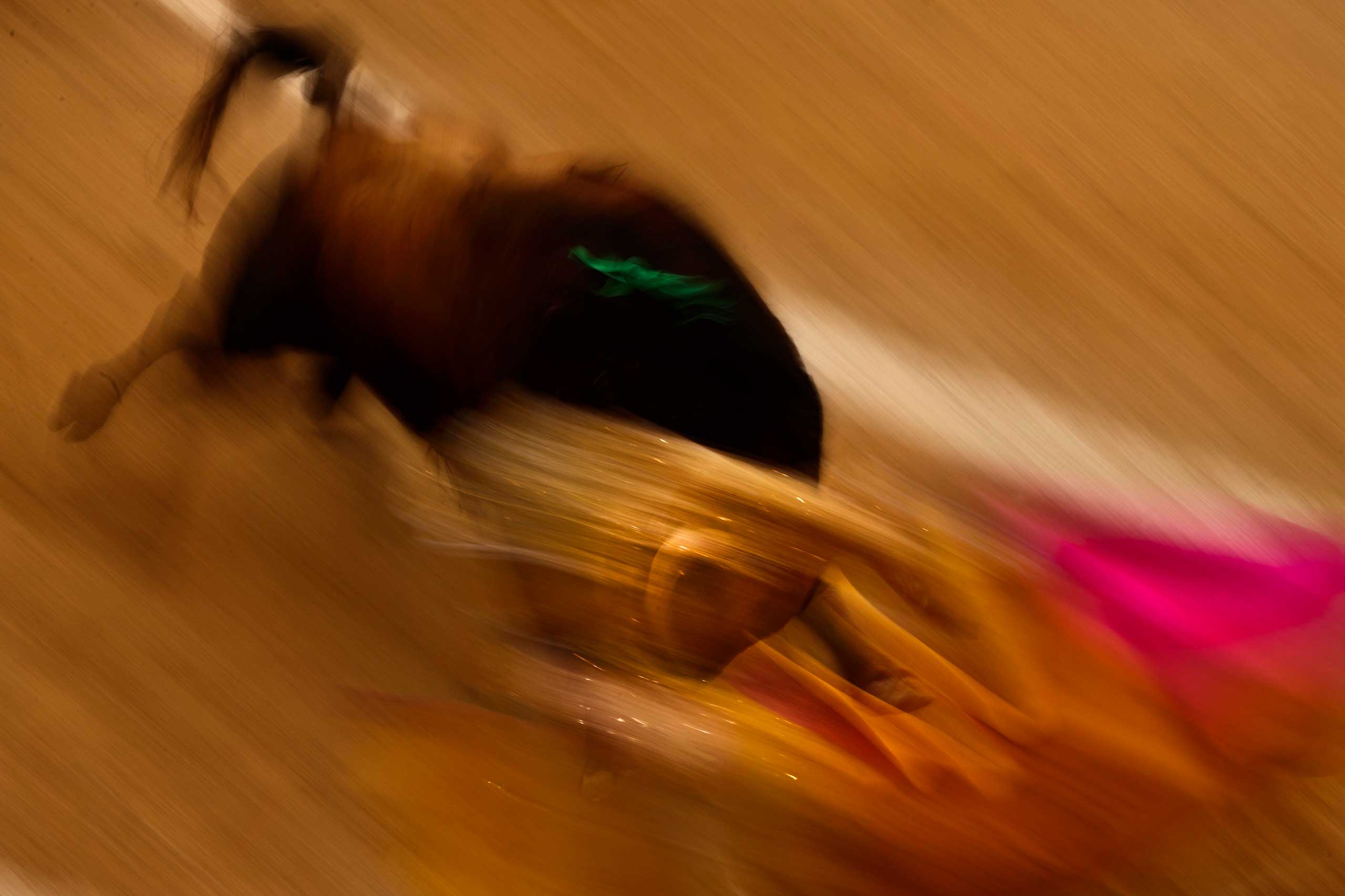 Spanish bullfighter Uceda Leal performs with a Fuente Ymbro's ranch fighting bull during a bullfight of the San Isidro fair in Madrid, Spain, May 27, 2014.