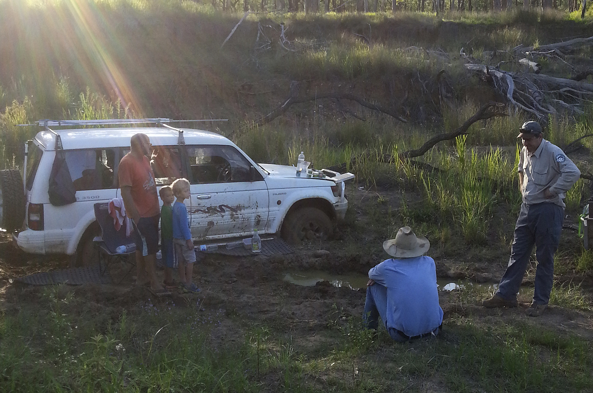 In this Dec 22, 2014 photo provided by Queensland Police, Steven Van Lonkhuyzen, left, with his sons Timothy, 5, second left, and Ethan, 7, third left, speaks to farmer Tom Wagner, center, and a park ranger in the remote Expedition National Park, northwest of Brisbane in Australia. (APAP)