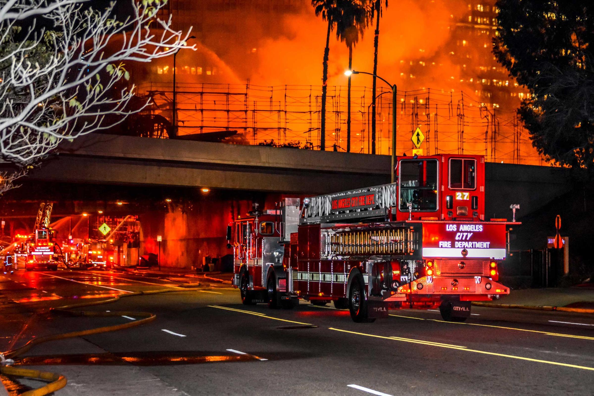 Los Angeles CA, USA 08 Dec 2014 Firefighters at a large apartment building fire in downtown Los Angeles which shut down major freeways. © Chester Brown/Alamy Live News