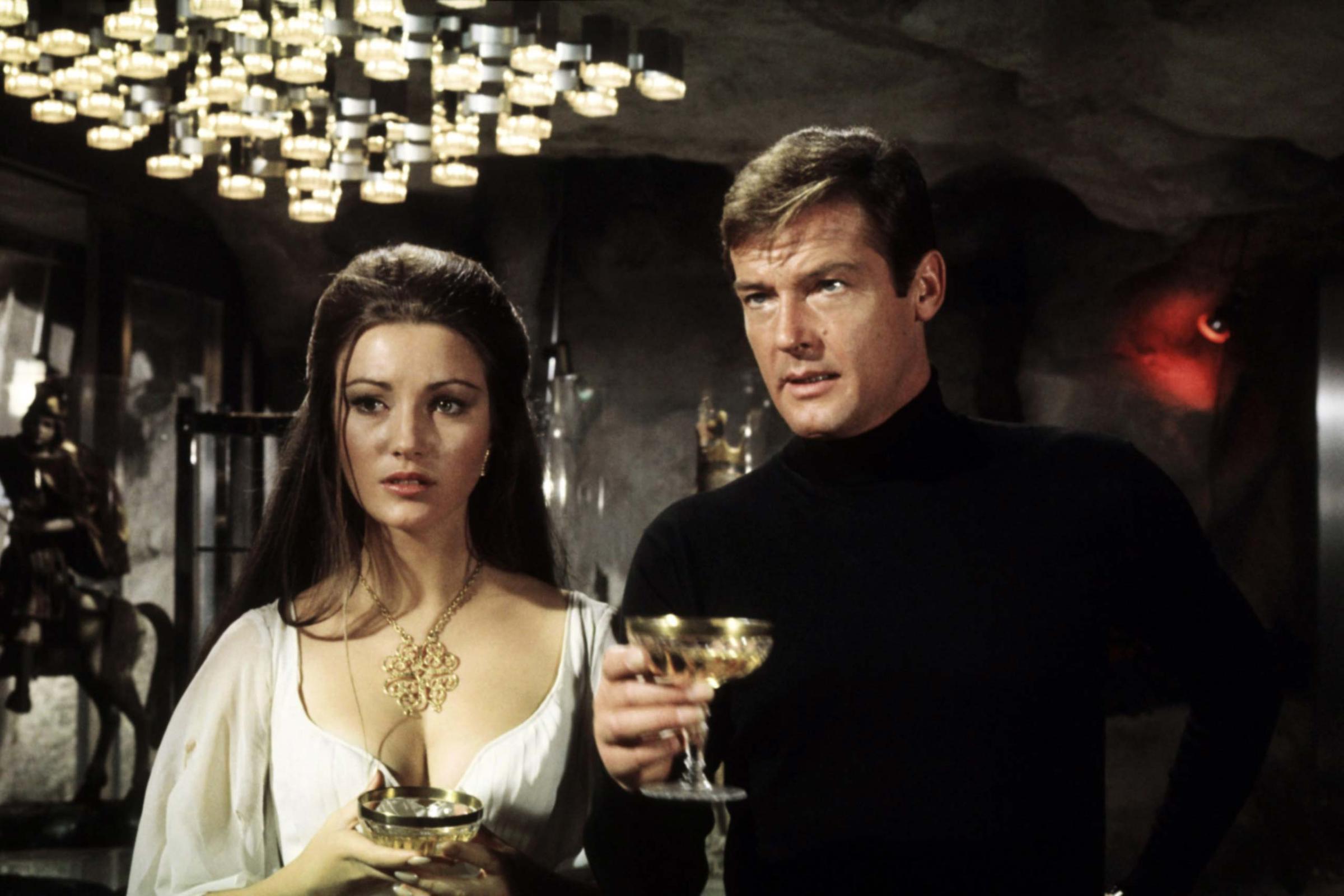 LIVE AND LET DIE, from left: Jane Seymour, Roger Moore, 1973, liveandletdie1973-fsct17, Photo by: Ev