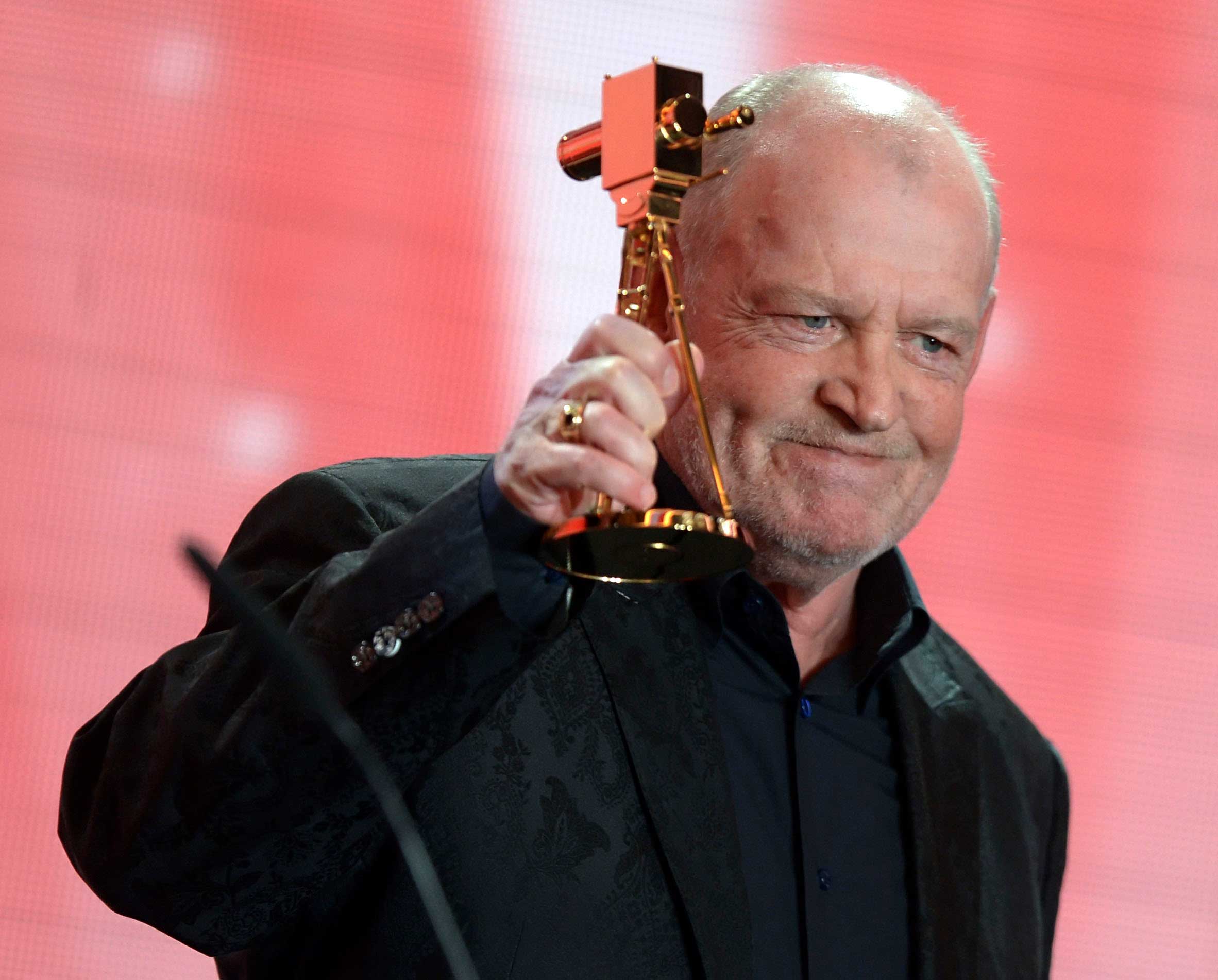 British singer Joe Cocker speaks after receiving the trophy for Category 'lifetime achievement award music' during 48th Golden Camera award ceremony in Berlin