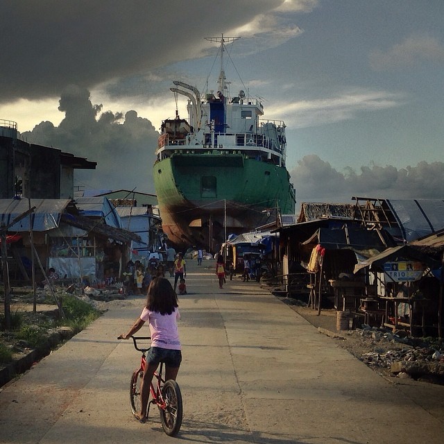 Life moves on in Tacloban port, 6 months after #haiyan # Philipinnes @plansverige
