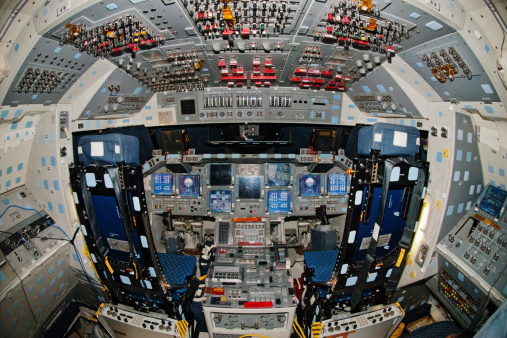 space-shuttle-discovery-flight-deck