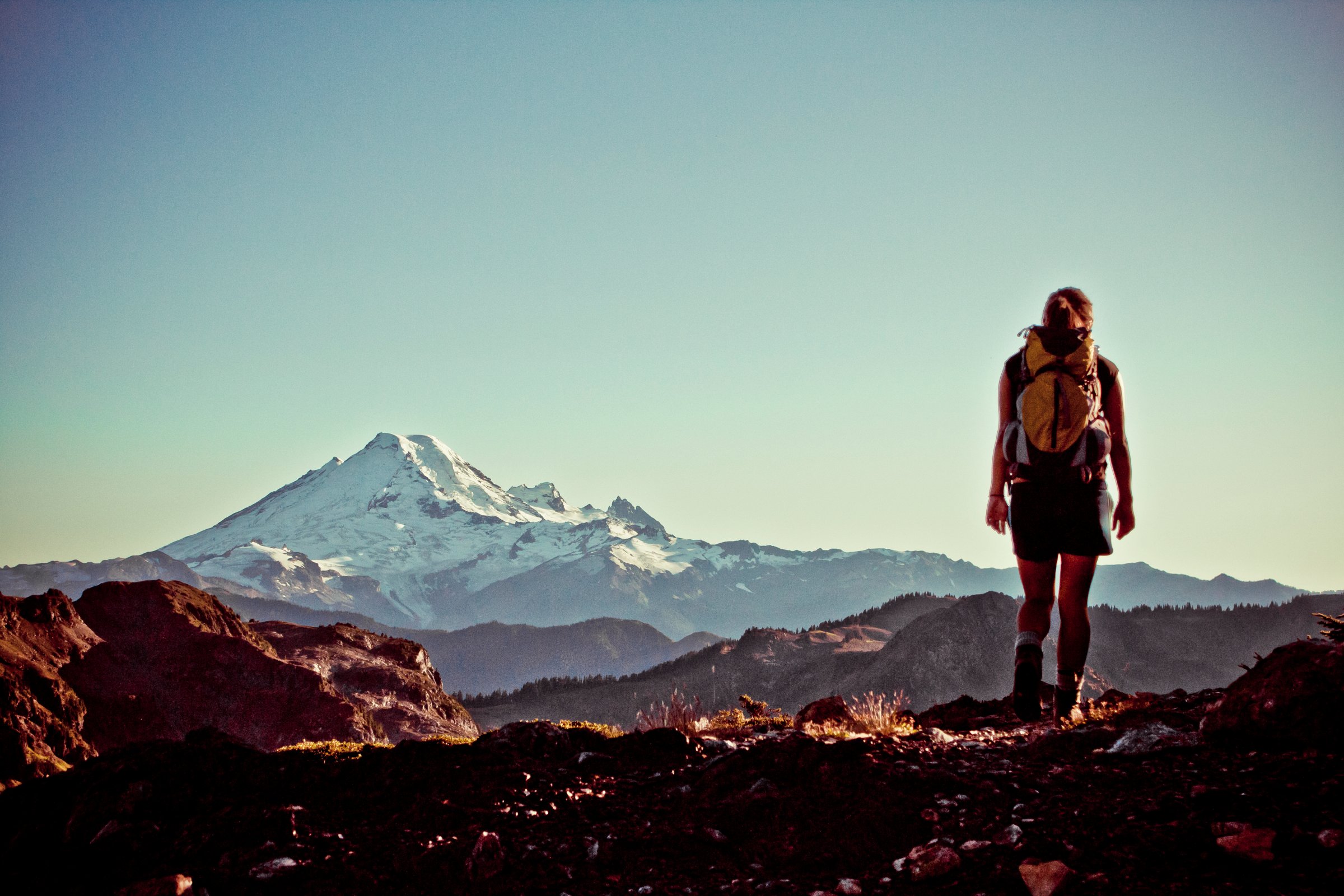 woman-backpack-looking-mountain