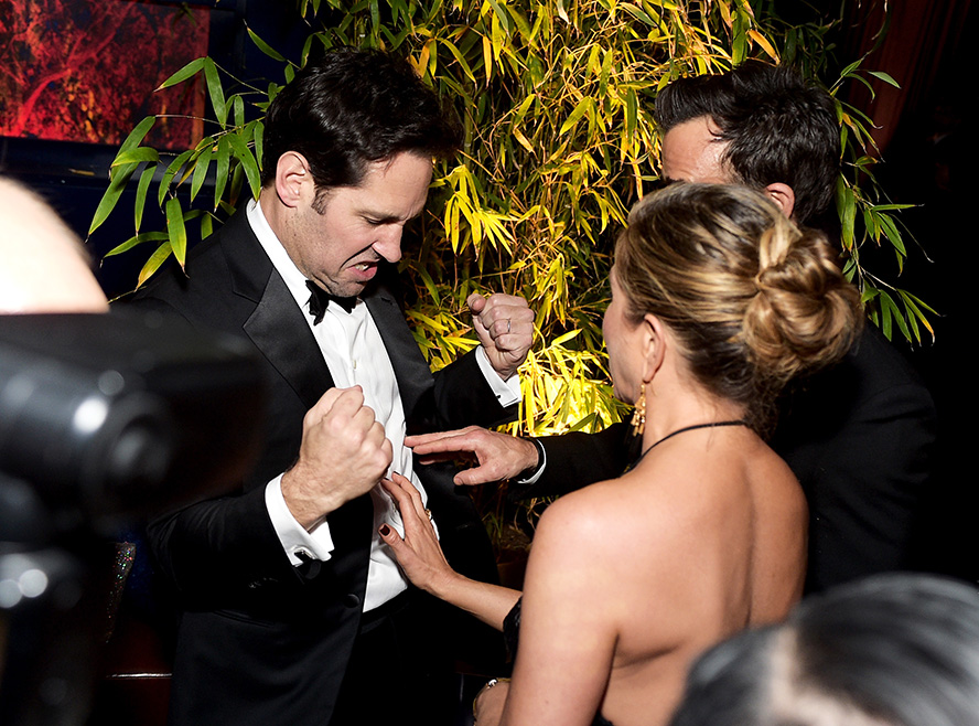 Paul Rudd, Justin Theroux, and Jennifer Aniston Yes, this happened: Ant-Man star Paul Rudd flexed his chiseled abs, showing them off to Jennifer Aniston and Justin Theroux.
