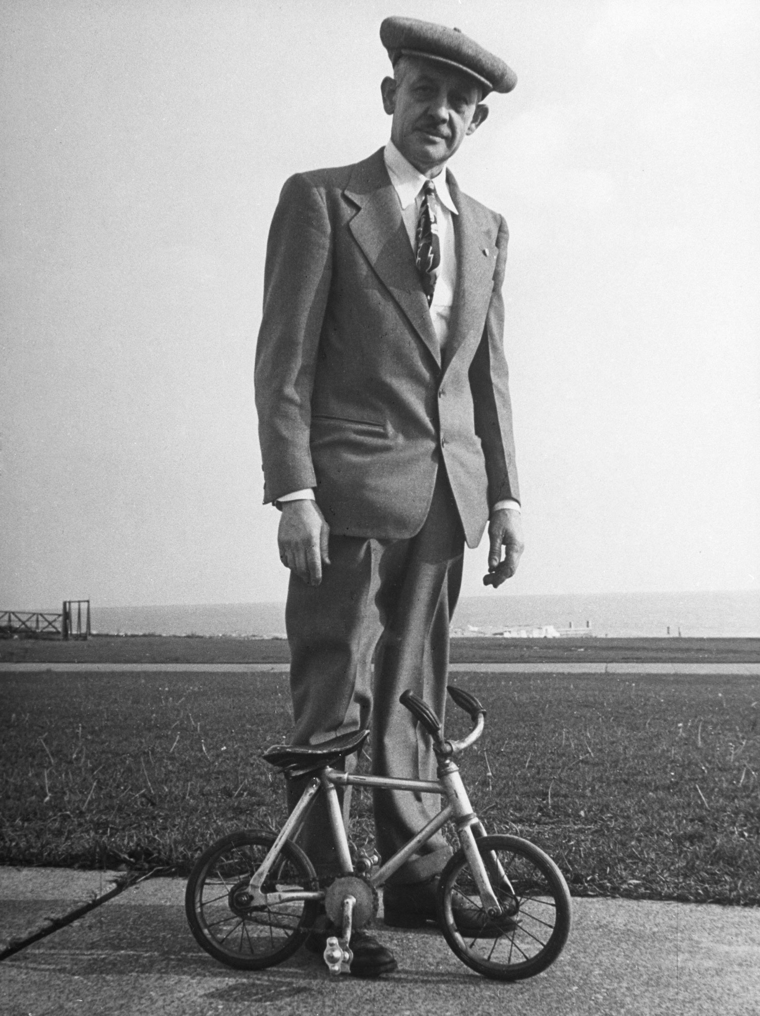 Ice bike ridden by its inventor, Joe Steinlauf, Chicago.