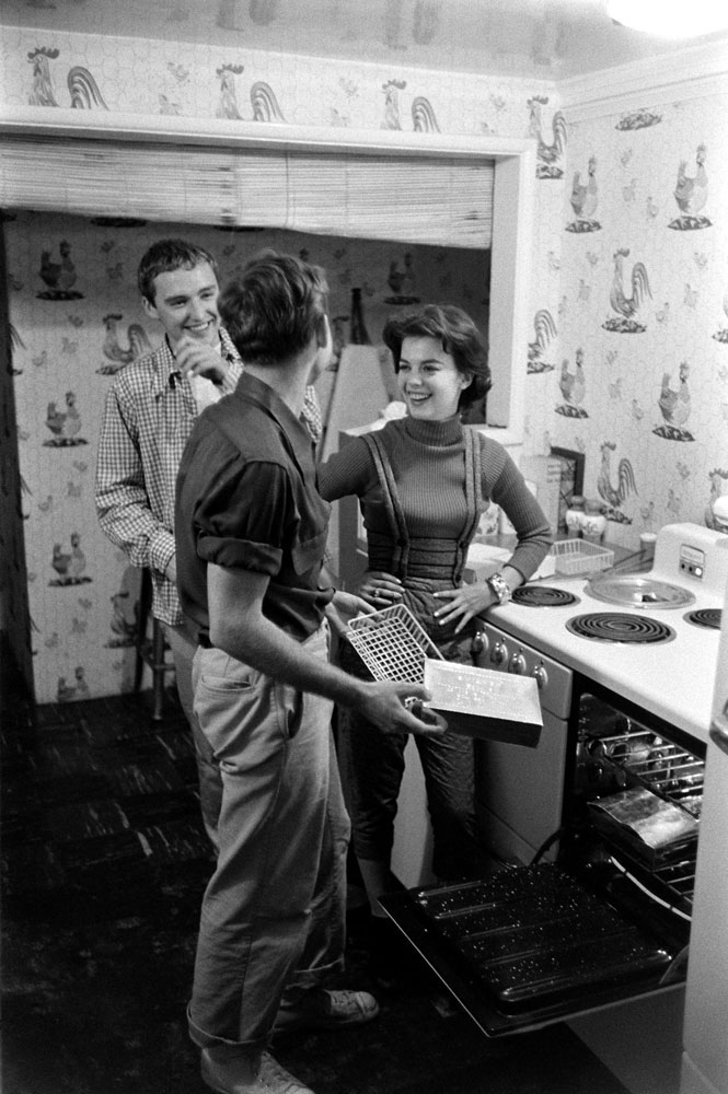 Natalie Wood, Dennis Hopper and Nick Adams make dinner in 1965.