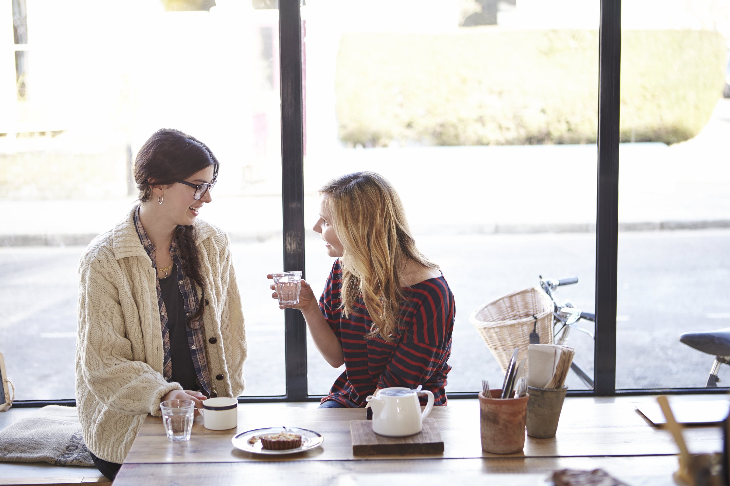 girls-chatting-cafe
