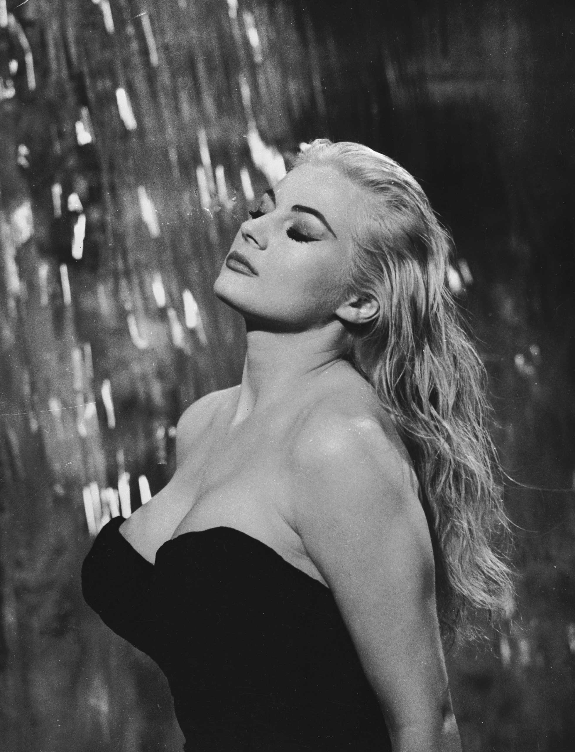 Ekberg as the Marilyn Monroe-like Sylvia, playing in Rome's Trevi fountain in La Dolce Vita in 1960.