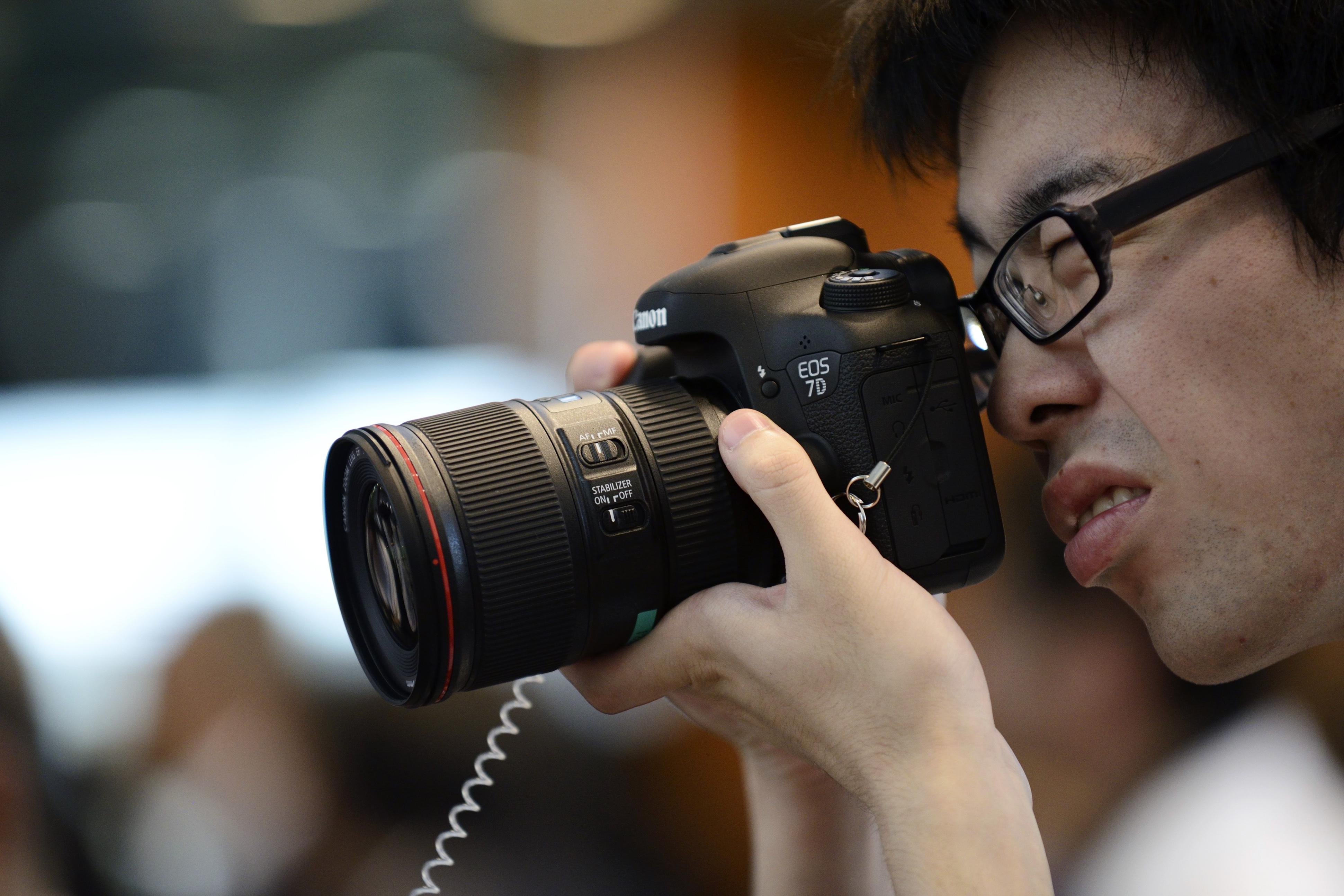 An attendee tries the Canon Inc. EOS 7D Mark II digital single lens reflex (DSLR) camera during its unveiling in Tokyo, Japan, on Tuesday, Sept. 16, 2014. (Bloomberg&mdash;Bloomberg via Getty Images)
