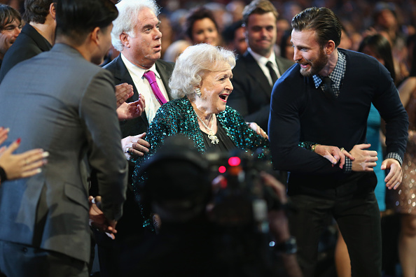 chris evans betty white peoples choice awards