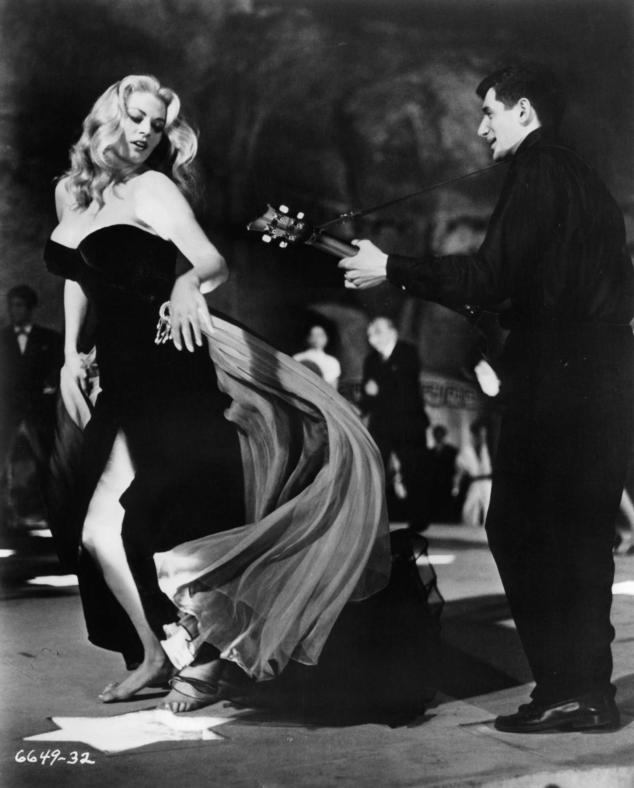 Ekberg dances in one of Vita's most memorable scenes, in 1960.