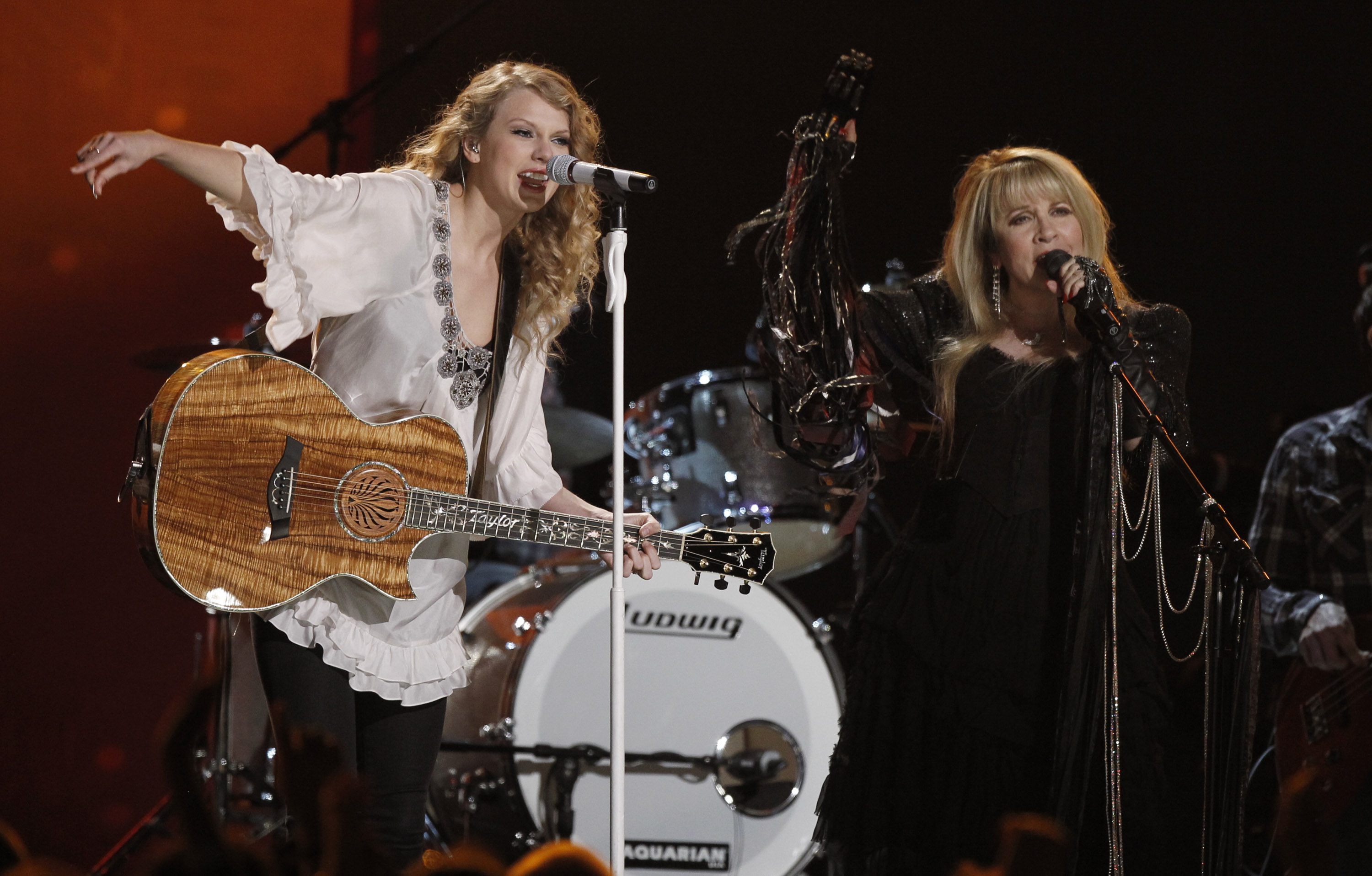 Taylor Swift , left, and Stevie Nicks perform at the Grammy Awards on Sunday, Jan. 31, 2010, in Los Angeles.  (AP Photo/Matt Sayles) (Matt Sayles&mdash;ASSOCIATED PRESS)