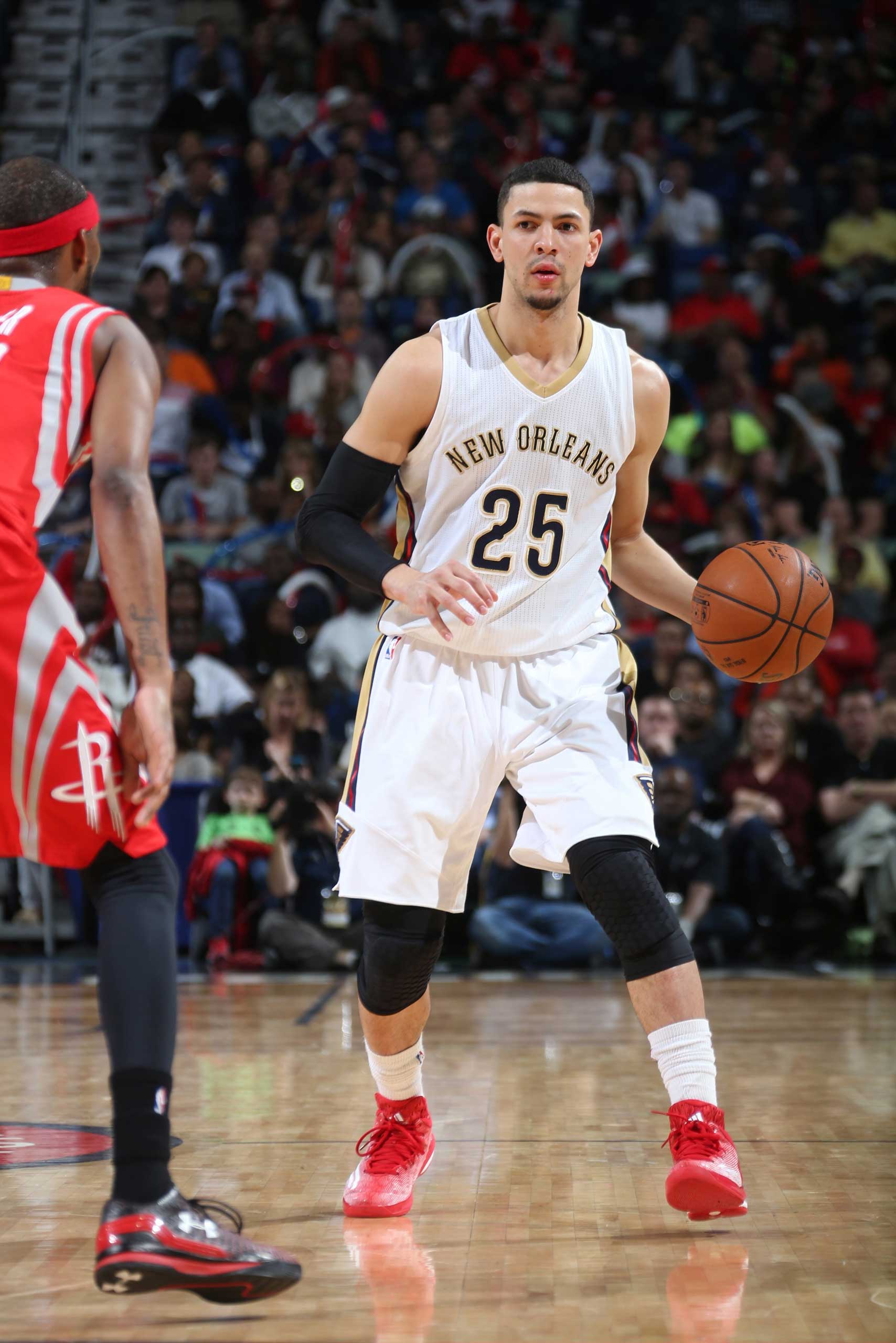 Austin Rivers of the New Orleans Pelicans handles the ball against the Houston Rockets on Jan, 2, 2015 at Smoothie King Center in New Orleans. (Layne Murdoch Jr.—NBAE/Getty Images)