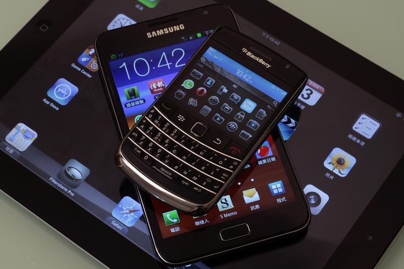 A Blackberry Bold smartphone and a Samsung Galaxy Note phablet are displayed in this illustration photo in Hong Kong on Jan. 3, 2013. (Bobby Yip—Reuters)