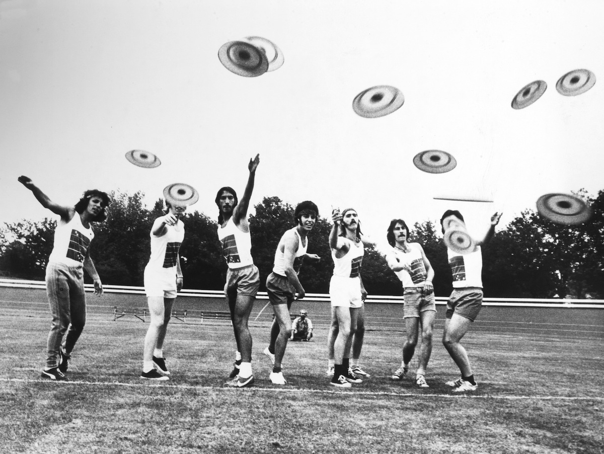 Frisbees were a trend in 1966 in England (Gamma-Keystone / Getty Images)