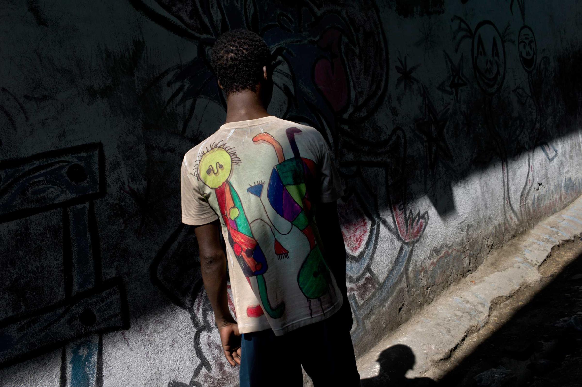 Port-au-Prince, Haïti, 17 May 2014A young painter - graffiti artist, in one of the streets in which he expresses himself.Un jeune artiste peintre-graffeur dans l'une des ruelles où s'exprime.