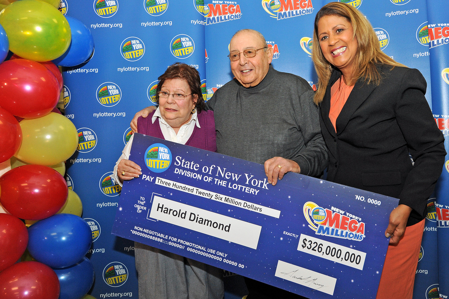Harold Diamond and his wife Carol receive their ceremonial check from Yolanda Vega at the Valero gas station in the Town of Wallkill, N.Y., on Monday, Jan. 12, 2015. (John DeSanto/Times Herald-Record—AP)