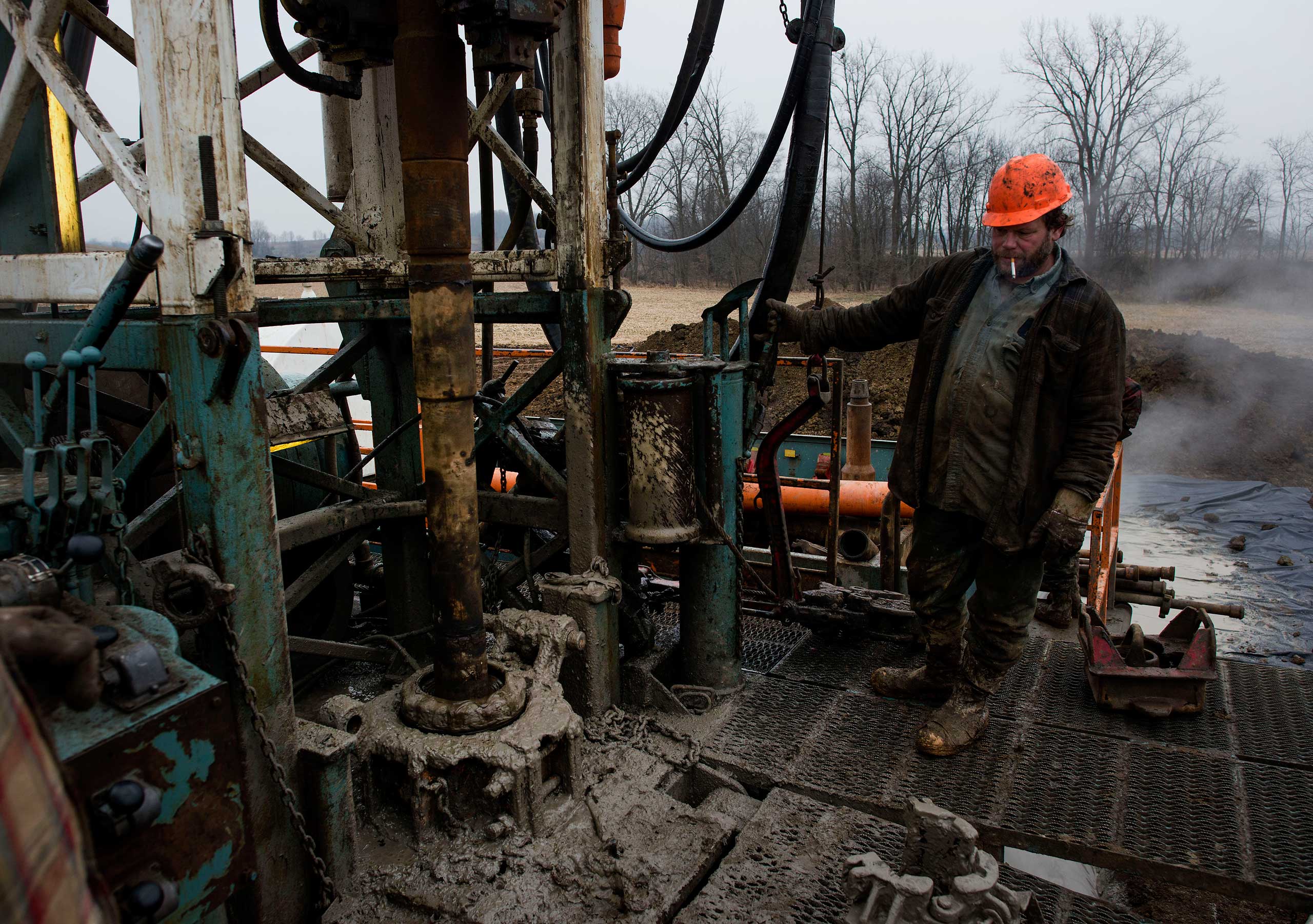 A rig hand works the controls while changing out a drill pipe at a Knox Energy Inc. oil drilling site in Knox County, Ohio, U.S., on Dec. 8, 2014. (Ty Wright—Bloomberg/Getty Images)