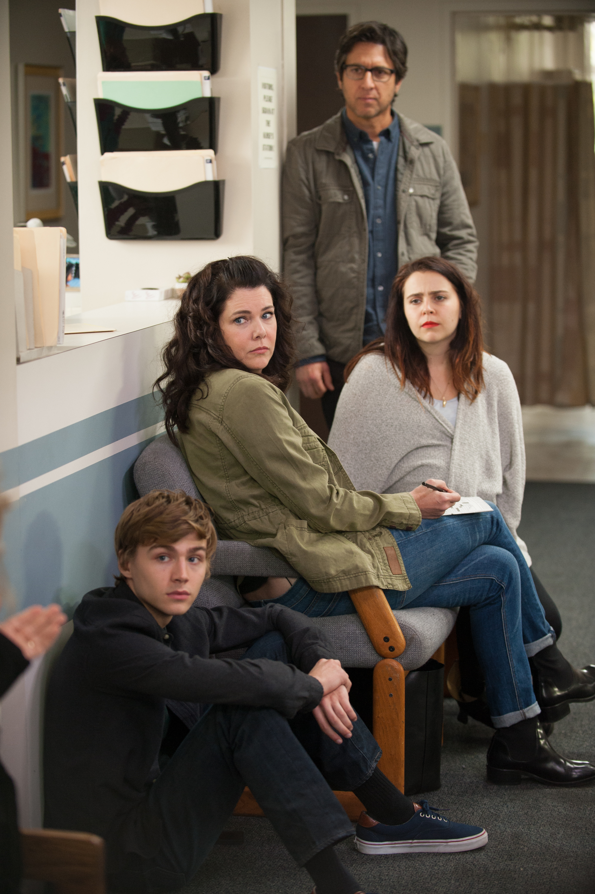 From left: Miles Heizer as Drew Holt, Lauren Graham as Sarah Braverman, Mae Whitman as Amber Holt and Ray Romano as Hank Rizzoli in the "How Did We Get Here?" episode of 'Parenthood'.