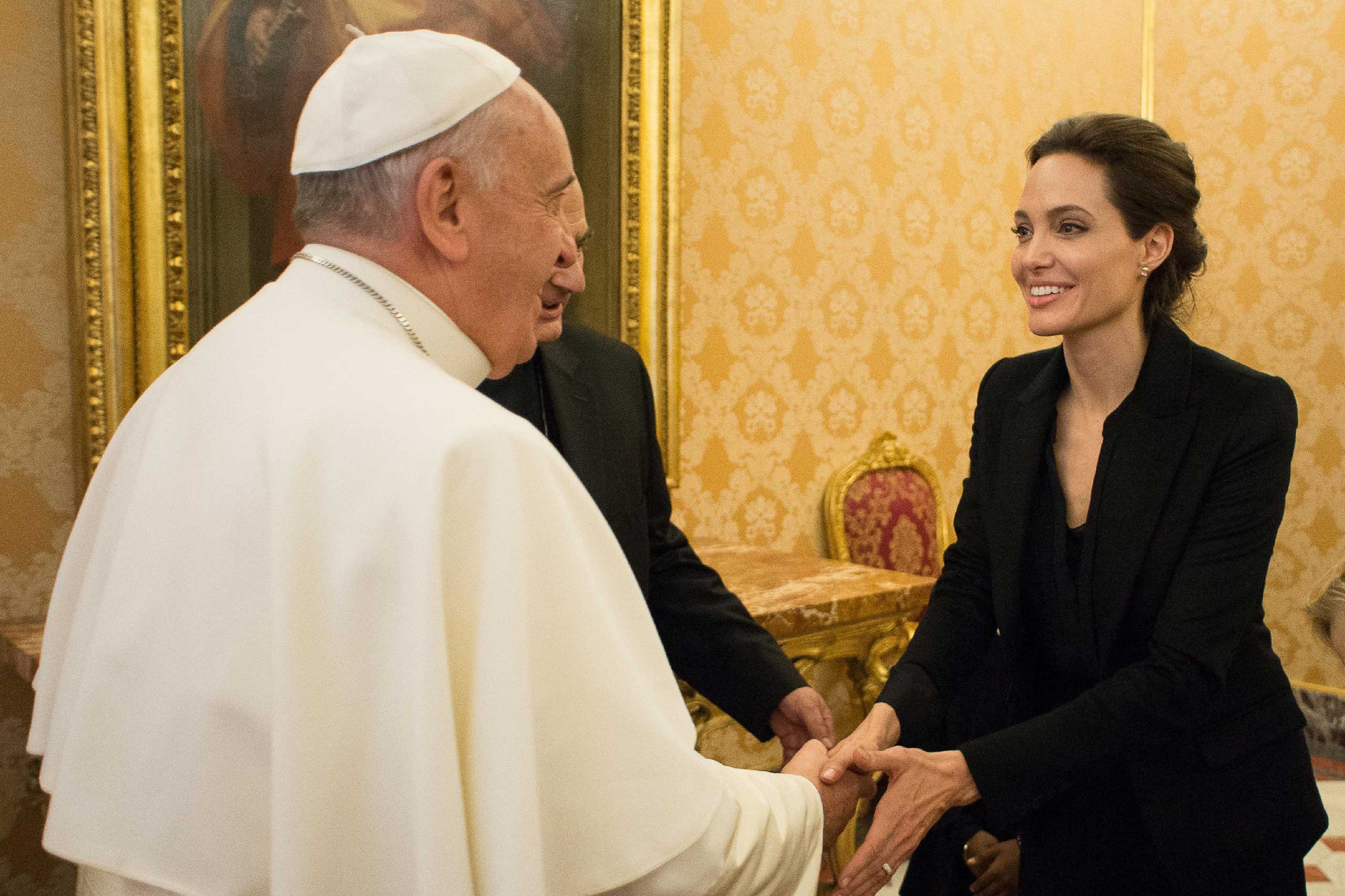 Pope Francis meeting with US actress and UNHCR ambassador Angelina Jolie at the Vatican, Jan. 8, 2015. (AFP/Getty Images)