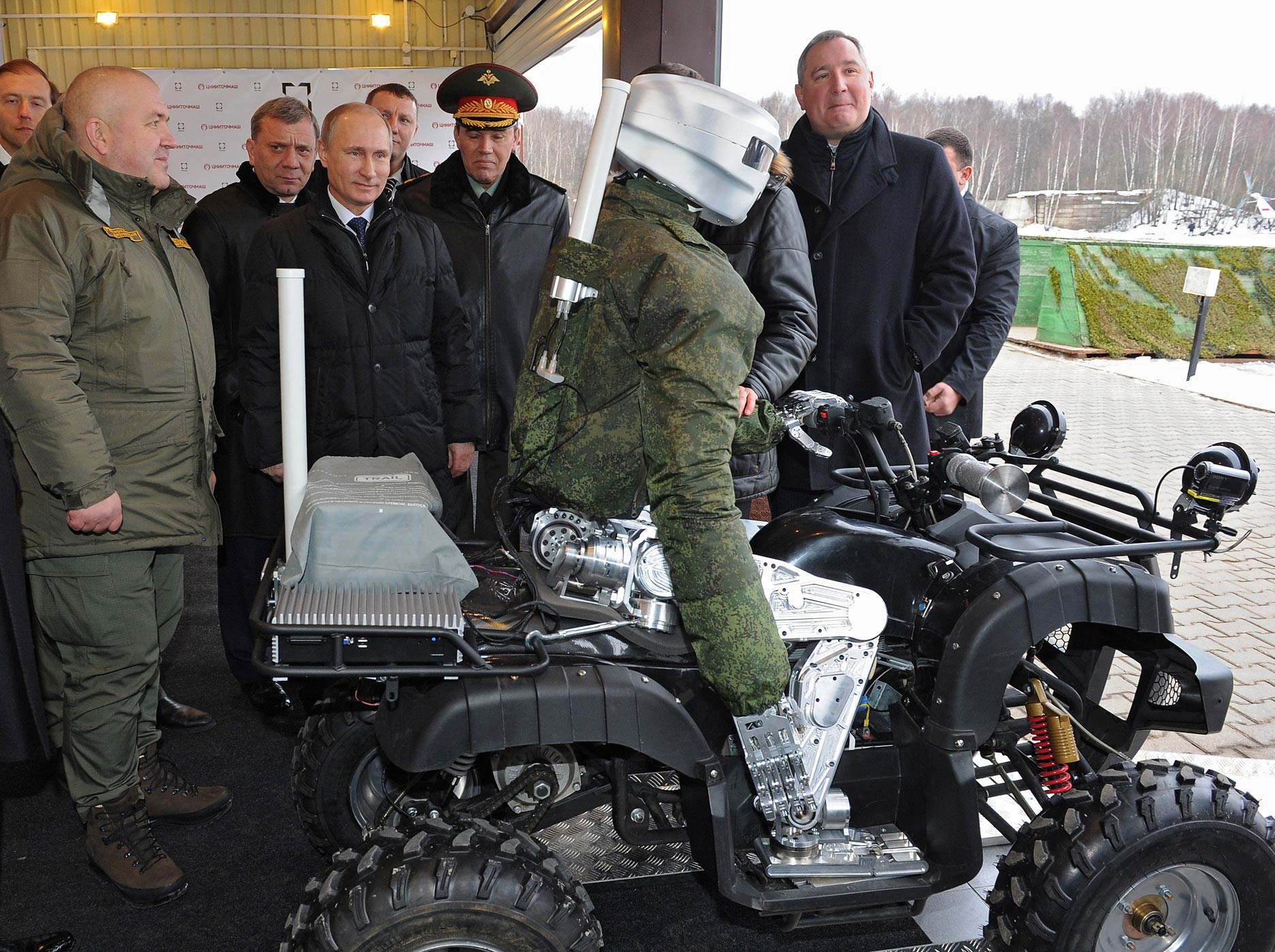 Russian President Vladimir Putin examines a Russian made android robot during his visits to the Central Scientific Research Institute of Precise Mechanical Engineering in Klimovsk, Russia on Jan. 20, 2015. (Mikhail Klimentyev—RIA-NOVOSTI/AFP/Getty Images)
