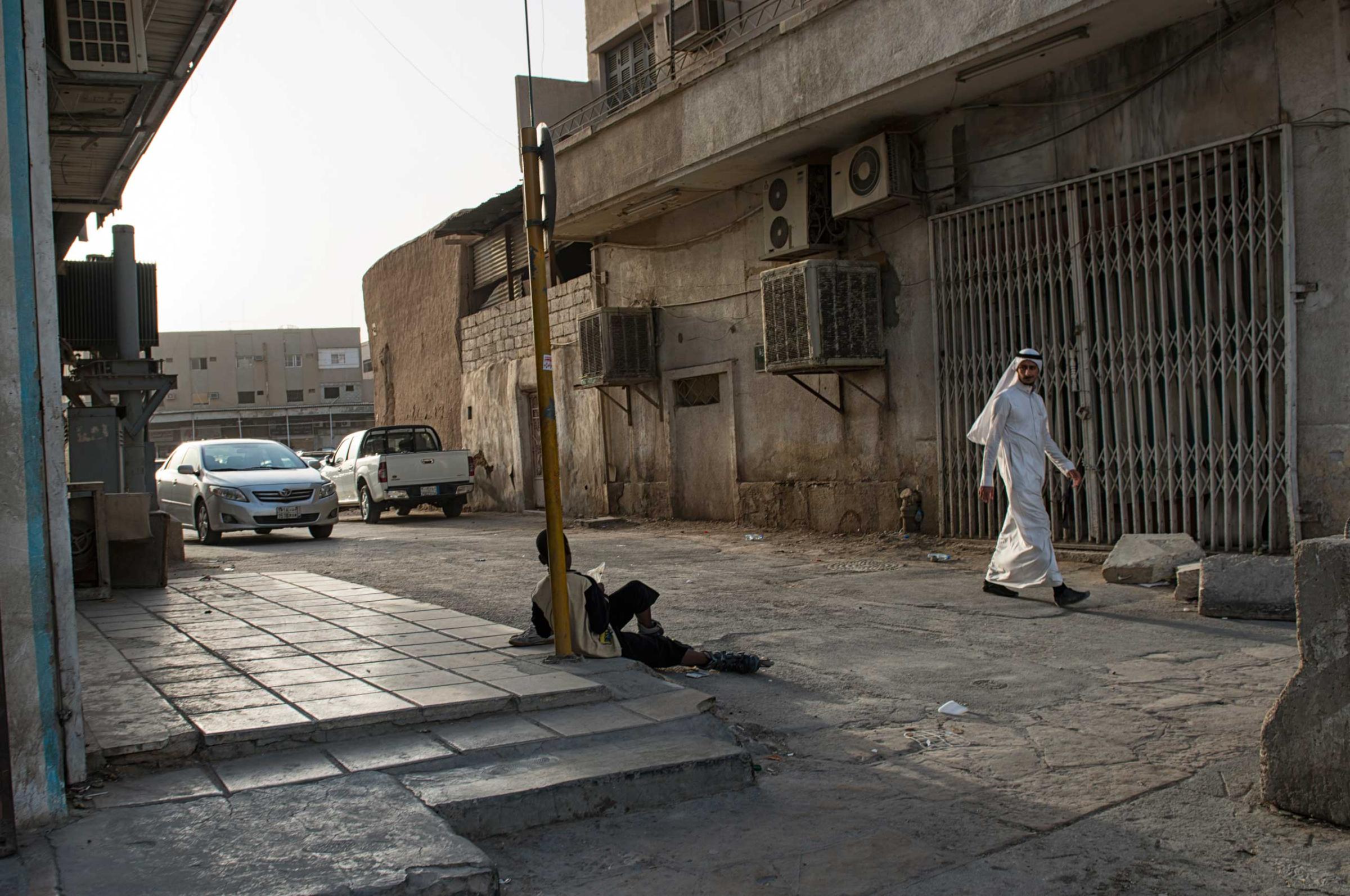 A young man begs on the streets in Riyadh, Saudi Arabia, March 3, 2013.   Despite an extremely wealthy sector of society in Saudi Arabia, and the the veneer of widespread affluence projected outside the Kingdom, severe poverty is as much an aspect of life in Riyadh as wealth. (Credit: Lynsey Addario/ VII)