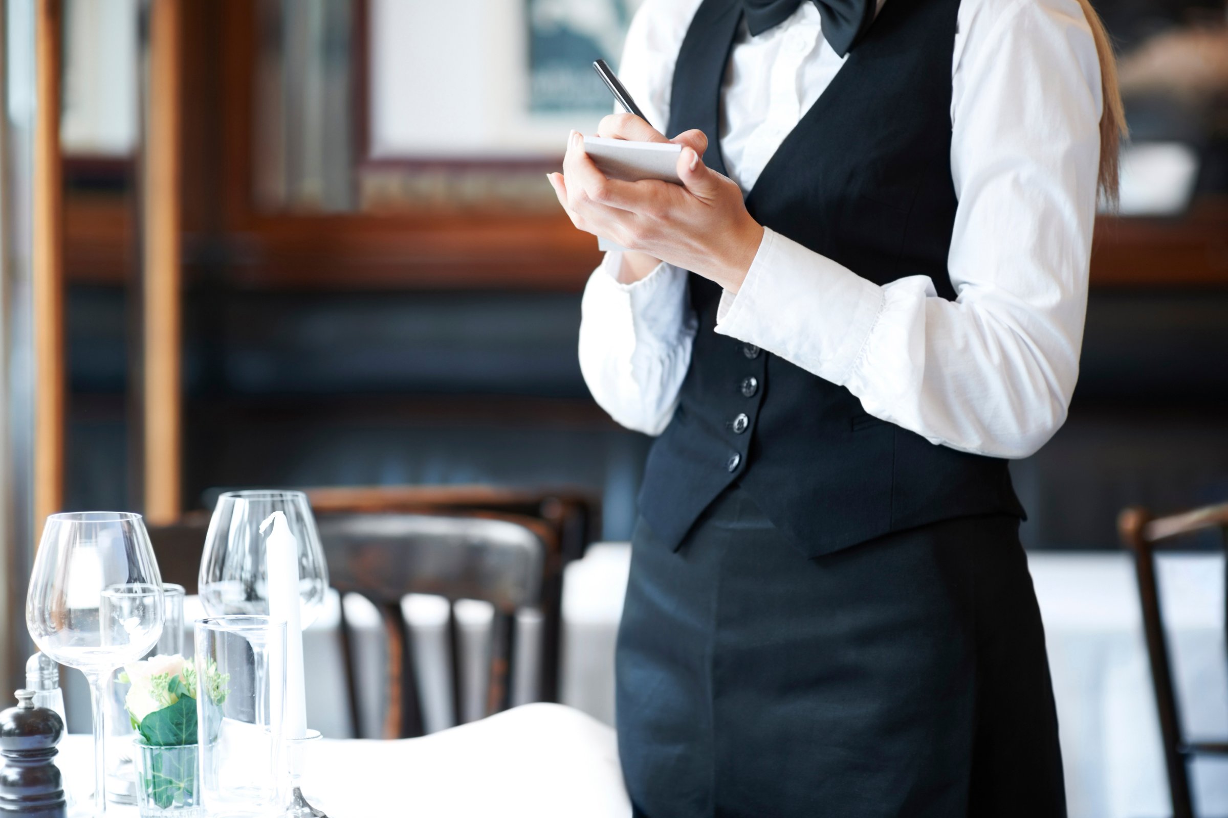 waitress-taking-order