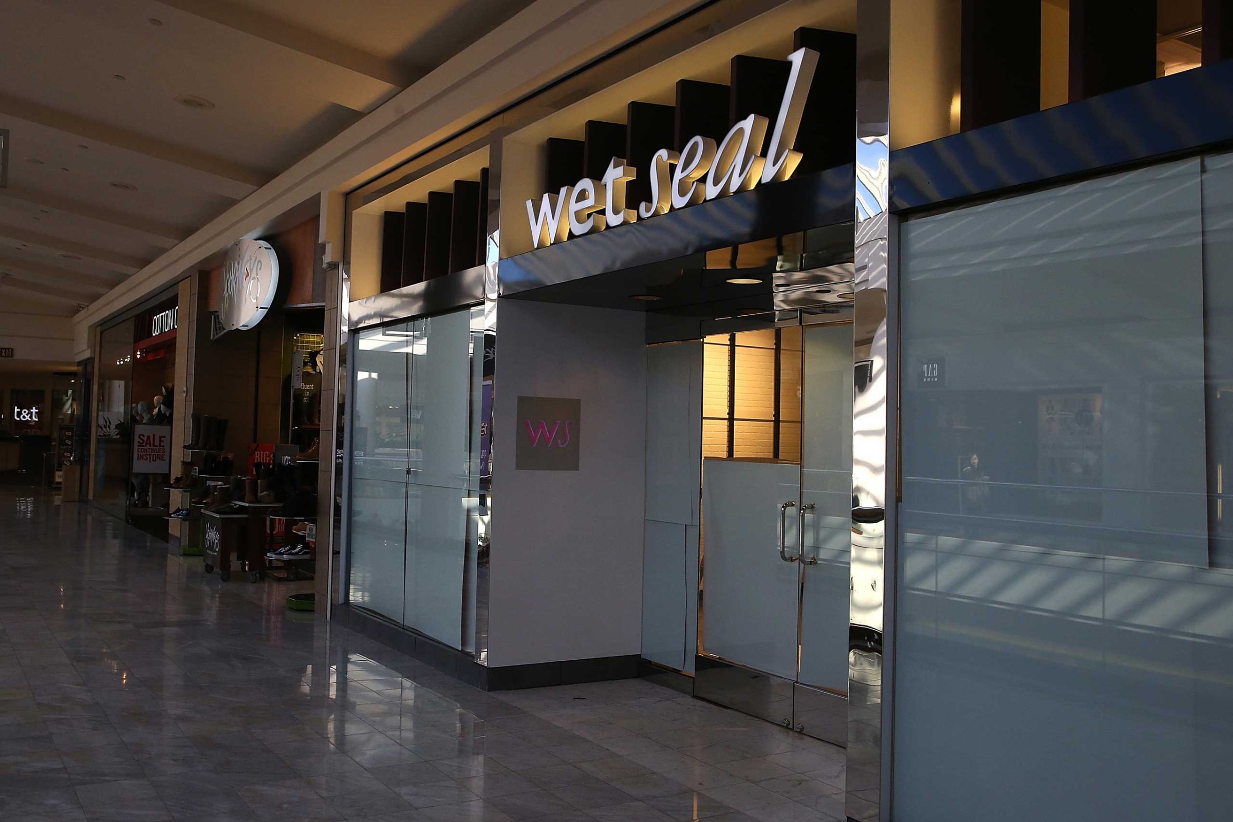 Teen Apparel Retailer Wet Seal To Shutter Over 300 Stores, Lay Off Nearly 3700